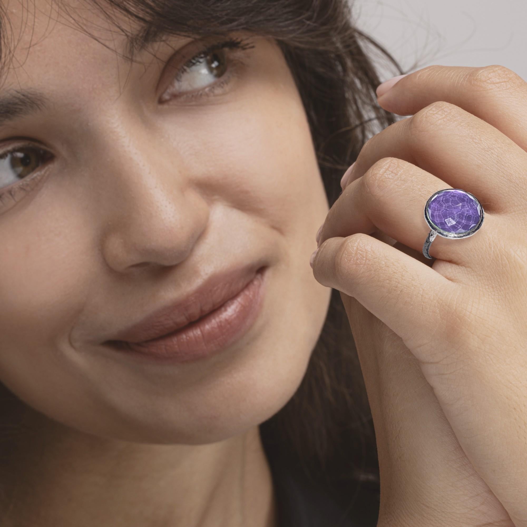 Alex Jona Design-Kollektion, handgefertigt in Italien, Ring aus Sterlingsilber, besetzt mit einem Amethysten im Crazy-Schliff.

Die Juwelen von Alex Jona zeichnen sich nicht nur durch ihr besonderes Design und die hervorragende Qualität der