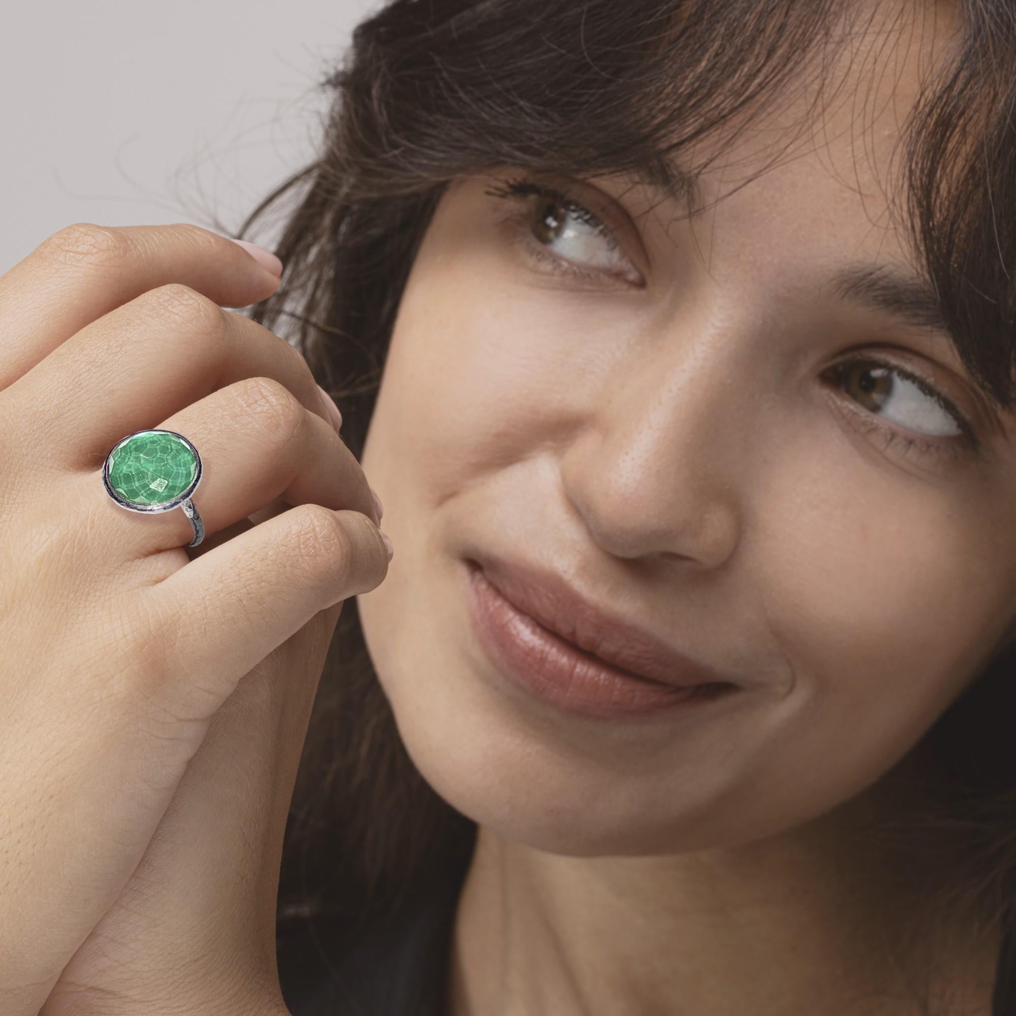 Anello della collezione Alex Jona, realizzato a mano in Italia, in argento sterling con quarzo taglio pazzo e giada.

I gioielli Alex Jona si distinguono non solo per il loro design particolare e per l'eccellente qualità delle pietre preziose, ma
