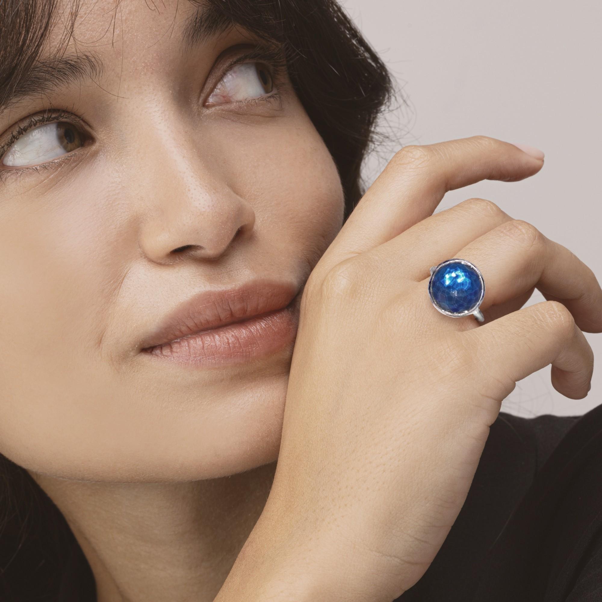 Alex Jona Design-Kollektion, handgefertigt in Italien, Ring aus Sterlingsilber, besetzt mit einem Quarz im Crazy-Cut-Schliff über Lapislazuli.

Die Juwelen von Alex Jona zeichnen sich nicht nur durch ihr besonderes Design und die hervorragende