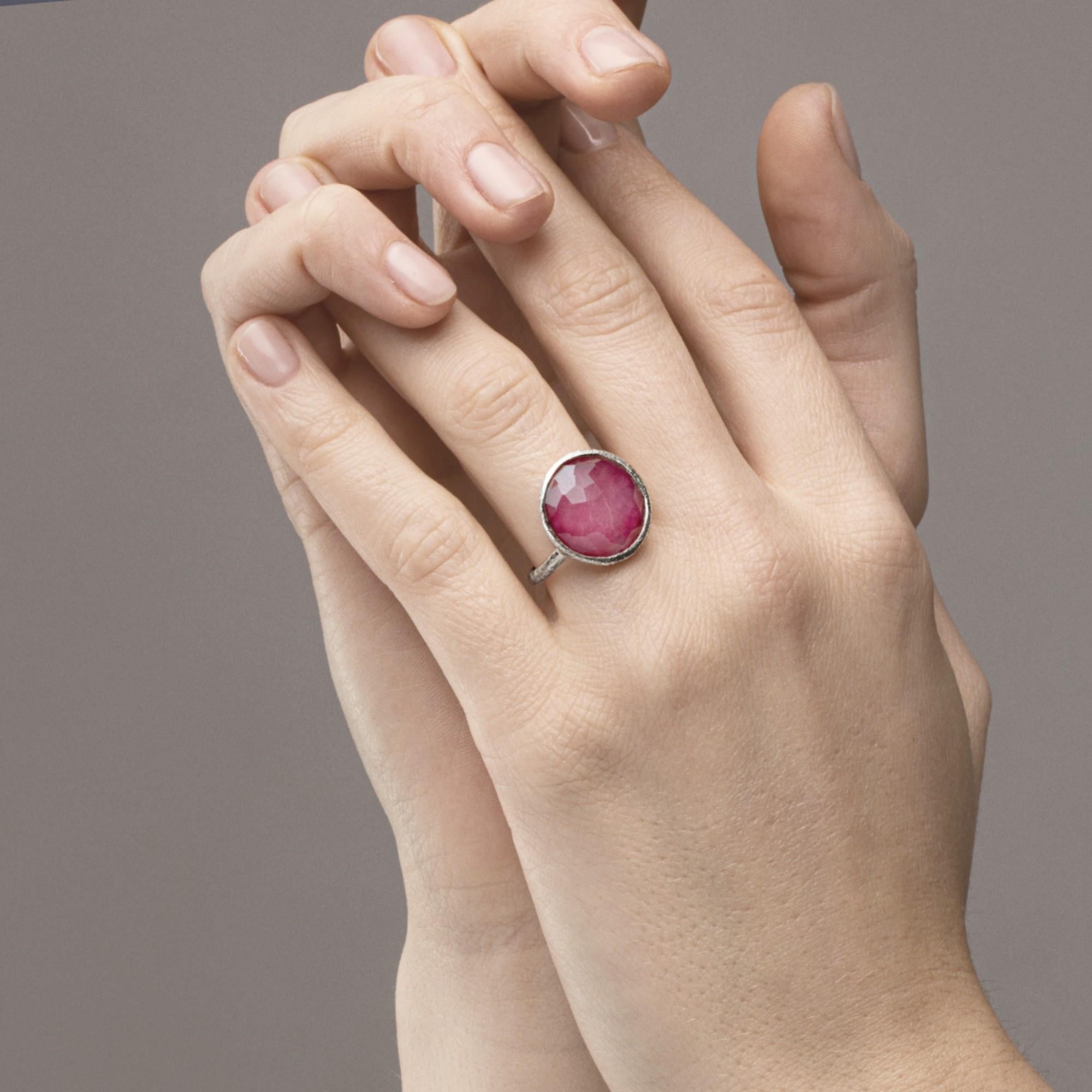 Alex Jona Design-Kollektion, handgefertigt in Italien, Ring aus Sterlingsilber, besetzt mit einem Quarz im Crazy-Schliff und einem Rubin.

Die Juwelen von Alex Jona zeichnen sich nicht nur durch ihr besonderes Design und die hervorragende Qualität