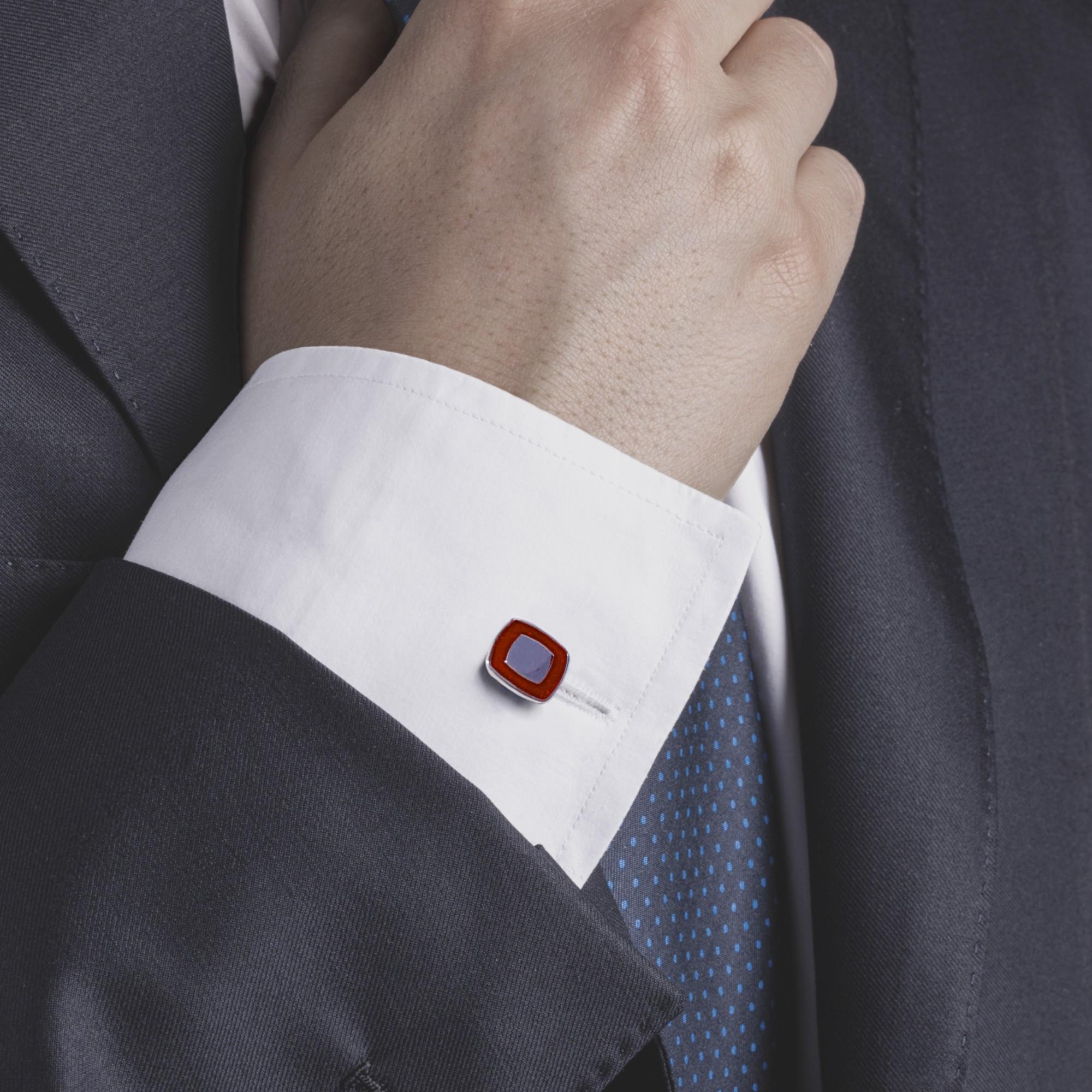 Colección de diseño Alex Jona, hecha a mano en Italia, gemelos de plata de ley con esmalte rojo. Dimensiones:  0.44 in.  x 0,44 pulg.    11,39 mm.  x 12,22 mm. 

Los gemelos Alex Jona destacan no sólo por su especial diseño y por su excelente