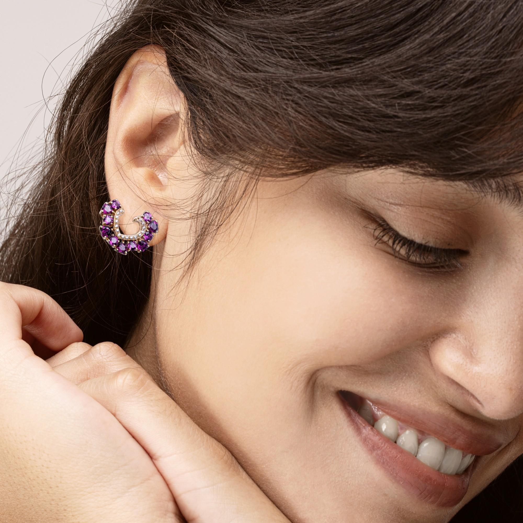 Collezione di design Alex Jona, realizzati a mano in Italia, orecchini a cuore aperto in oro rosa 18 carati, con 4,04 carati di rodoliti a taglio cuore e 0,19 carati di diamanti bianchi.   
Dimensioni: L x 0,82