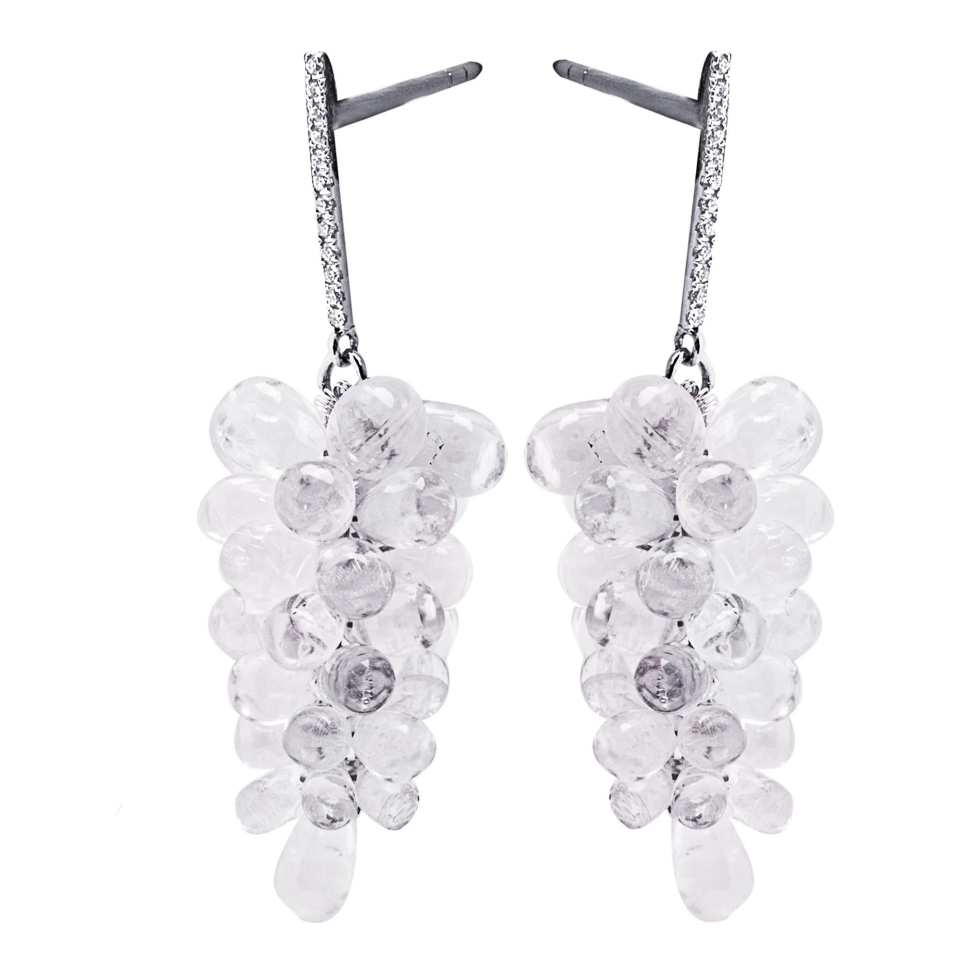 Taille briolette Alex Jona Boucles d'oreilles en goutte en or blanc avec grappe de diamants blancs et cristal de roche en vente