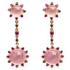 Alex Jona, pendentifs d'oreilles en or rose 18 carats avec quartz rose, diamants bruns et saphirs roses