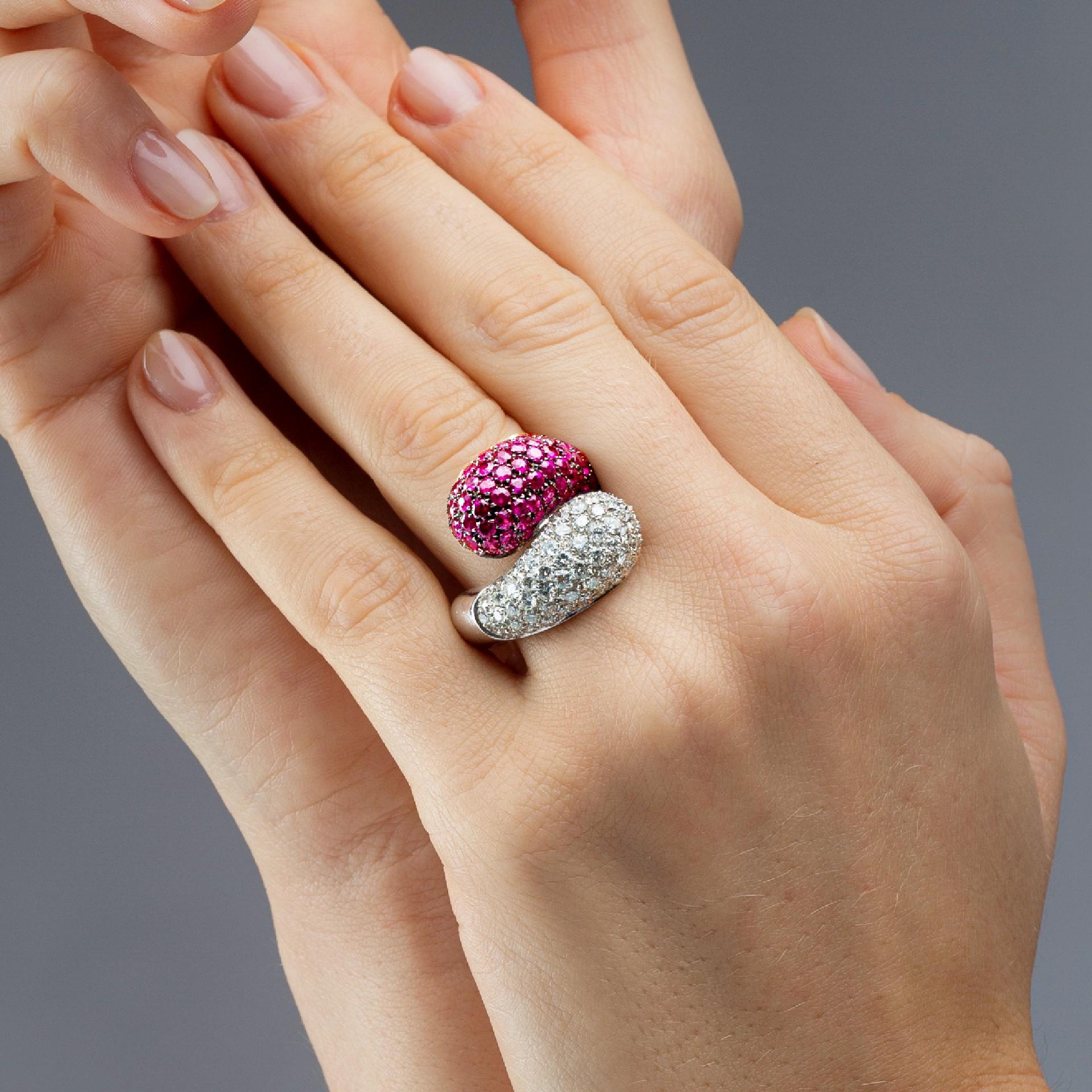 Alex Jona Design Collection, handgefertigt in Italien, Ring aus 18 Karat Weißgold mit gekreuzten Diamanten und Rubinen, mit 2,60 Karat weißen Diamanten, Farbe F, Reinheit VVS2 und 3,78 Karat Rubinen.  US Größe 7, kann angepasst werden.

Die Juwelen