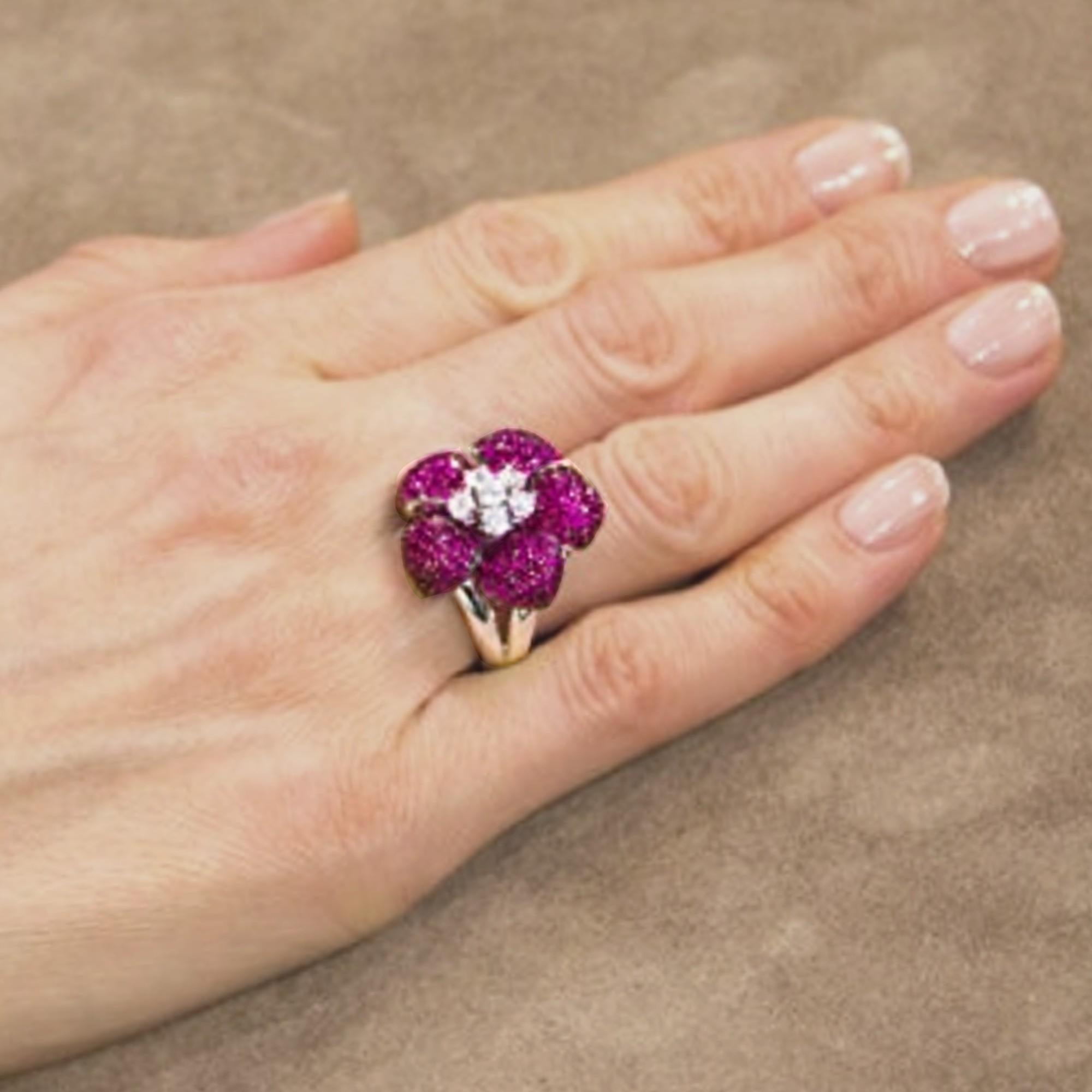 A dazzling flower ring hand made in Italy in 18 karat white gold, with petals encrusted with a beautiful ruby pavé with dark rhodium setting, surrounding six prong-set diamonds in the center.
This ring holds 0.61 carats of diamonds and 211 pieces