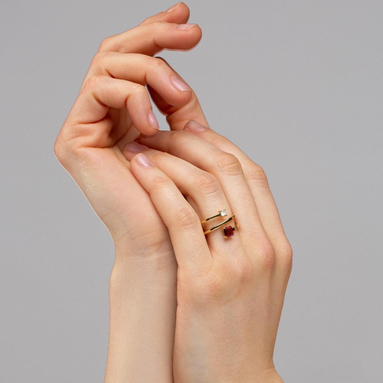 Colección de diseño Alex Jona, hecha a mano en Italia, banda de anillo cruzado de oro amarillo de 18 quilates, engastada con un rubí birmano de talla cuadrada de 0,67 quilates y un diamante blanco de talla cuadrada de 0,12 quilates.
Dimensiones: H