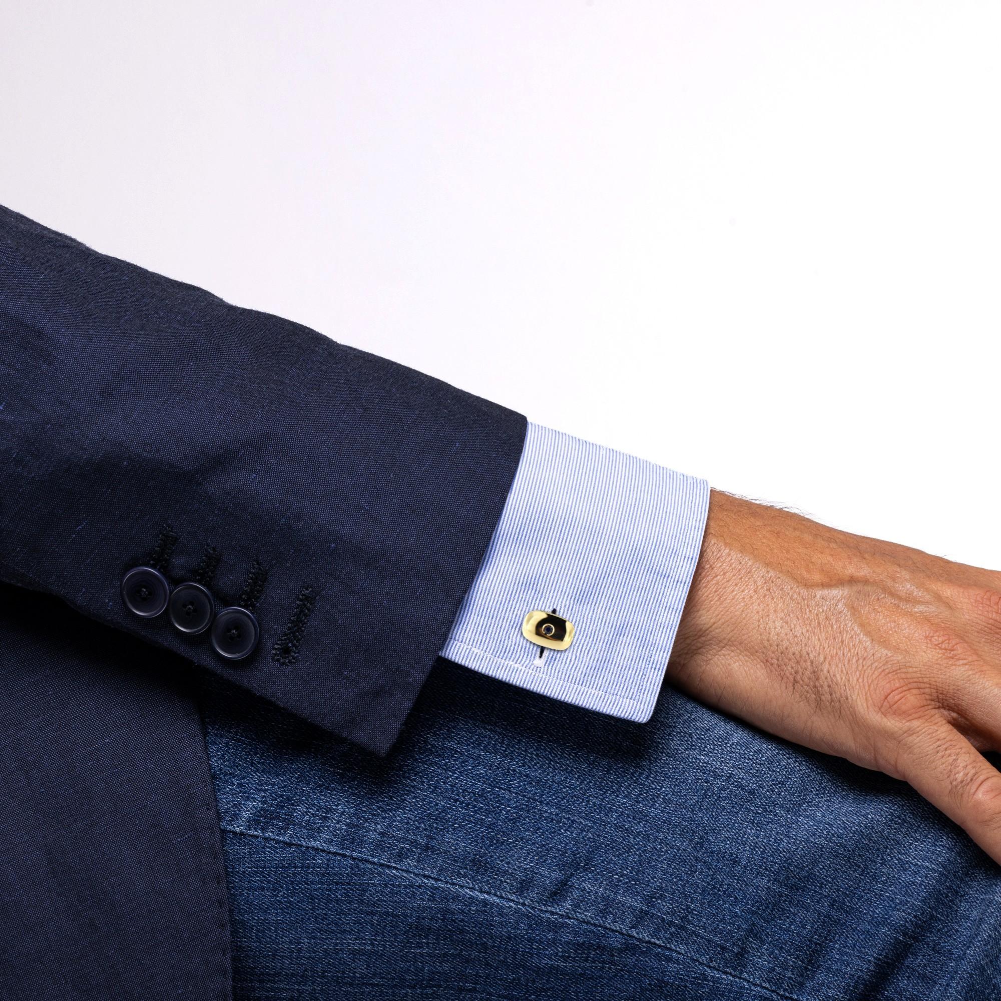 Collection de boutons de manchette Alex Jona en or jaune 18 carats, fabriqués à la main en Italie, sertis de saphirs bleus d'un poids de 0,58 carat. 

Les boutons de manchette Alex Jona se distinguent, non seulement par leur design particulier et