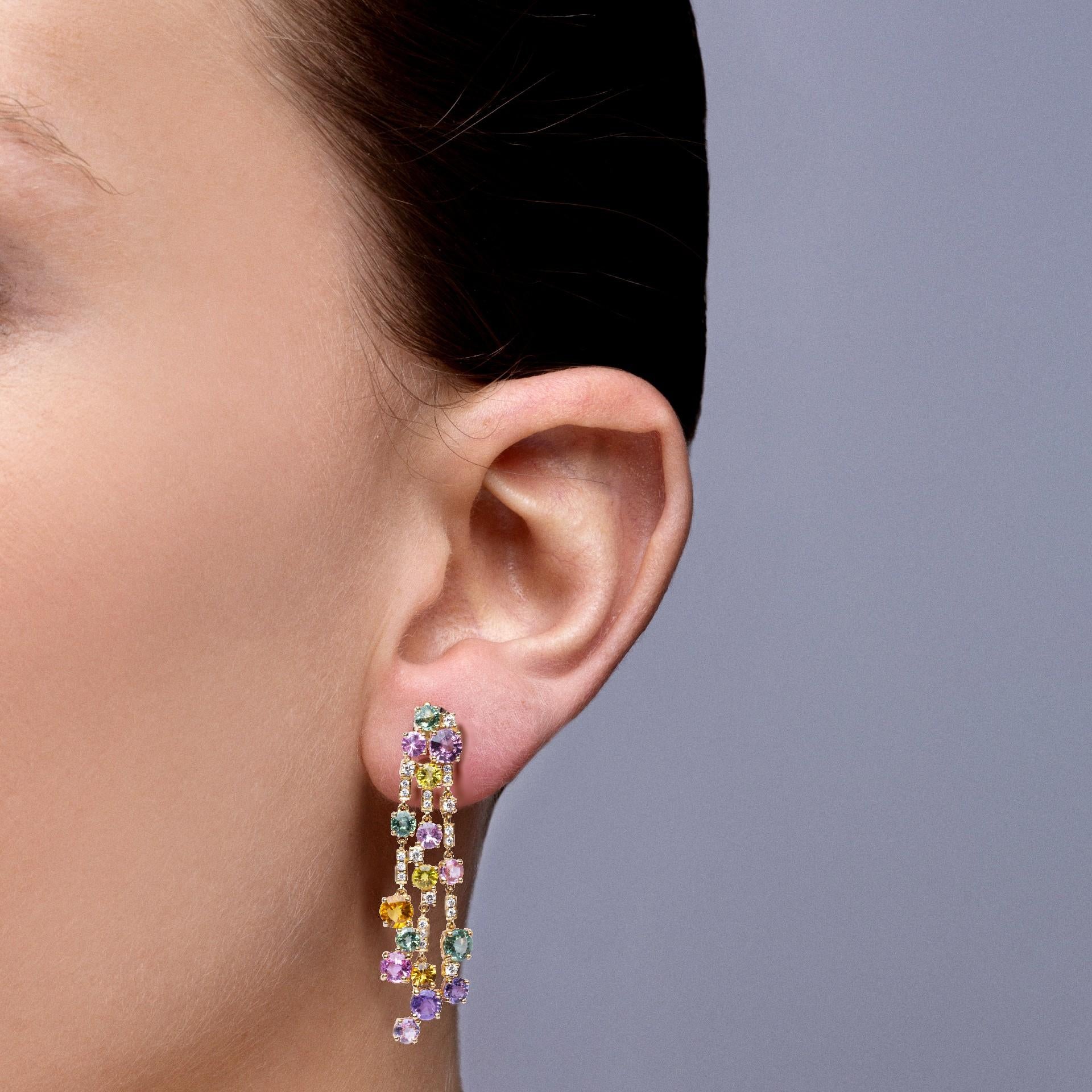 Alex Jona design collection, hand crafted in Italy, chandelier clip-on earrings featuring 7.57 carats of Multicolor sapphires, 5.34 carats of Amethysts and 0.37 carats of white diamonds.
Dimensions : L 2.12 in x W 0.59 in x D 0.14 in - L 2.12 mm x W