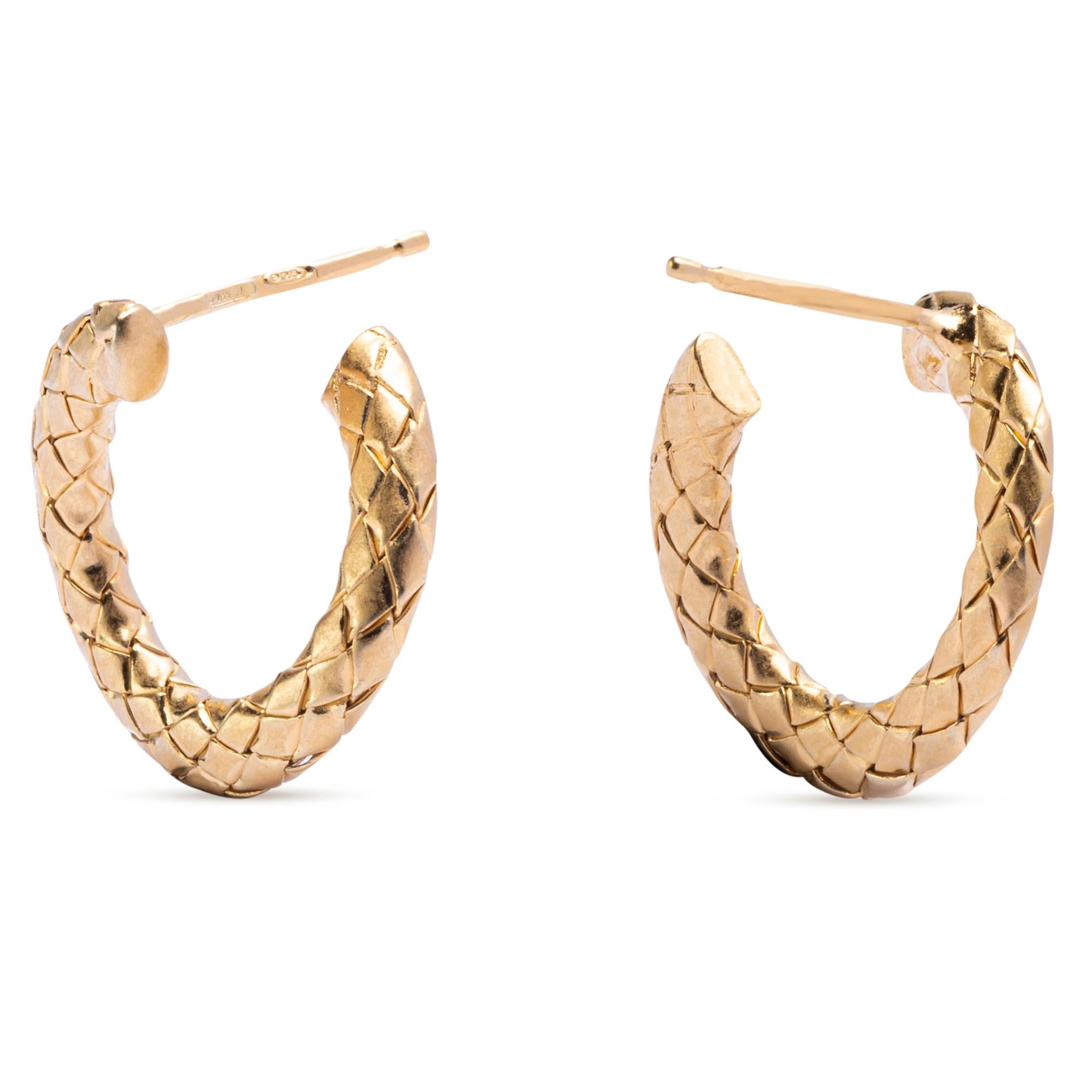Alex Jona Satin Gold-Plated Sterling Silver Wooven Curb Hoop Earrings In New Condition In Torino, IT