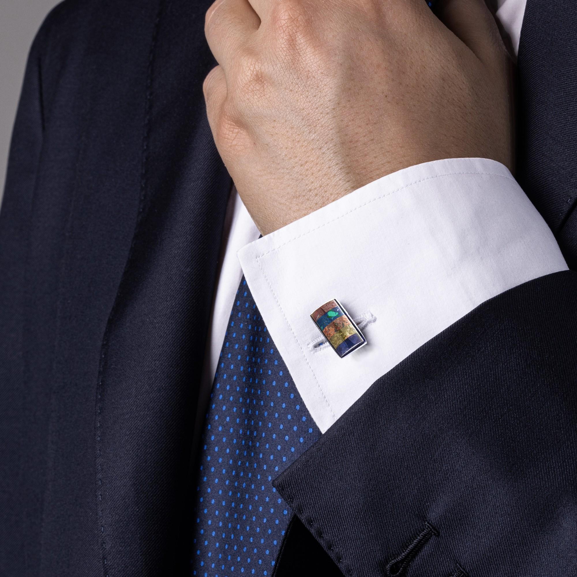 Collezione Alex Jona, realizzata a mano in Italia, mezza canna in argento rodiato con pietre semipreziose a strati multipli. Questi gemelli sono dotati di una chiusura a T-Bar, che ne facilita l'uso e garantisce il fissaggio alla camicia.

I gemelli