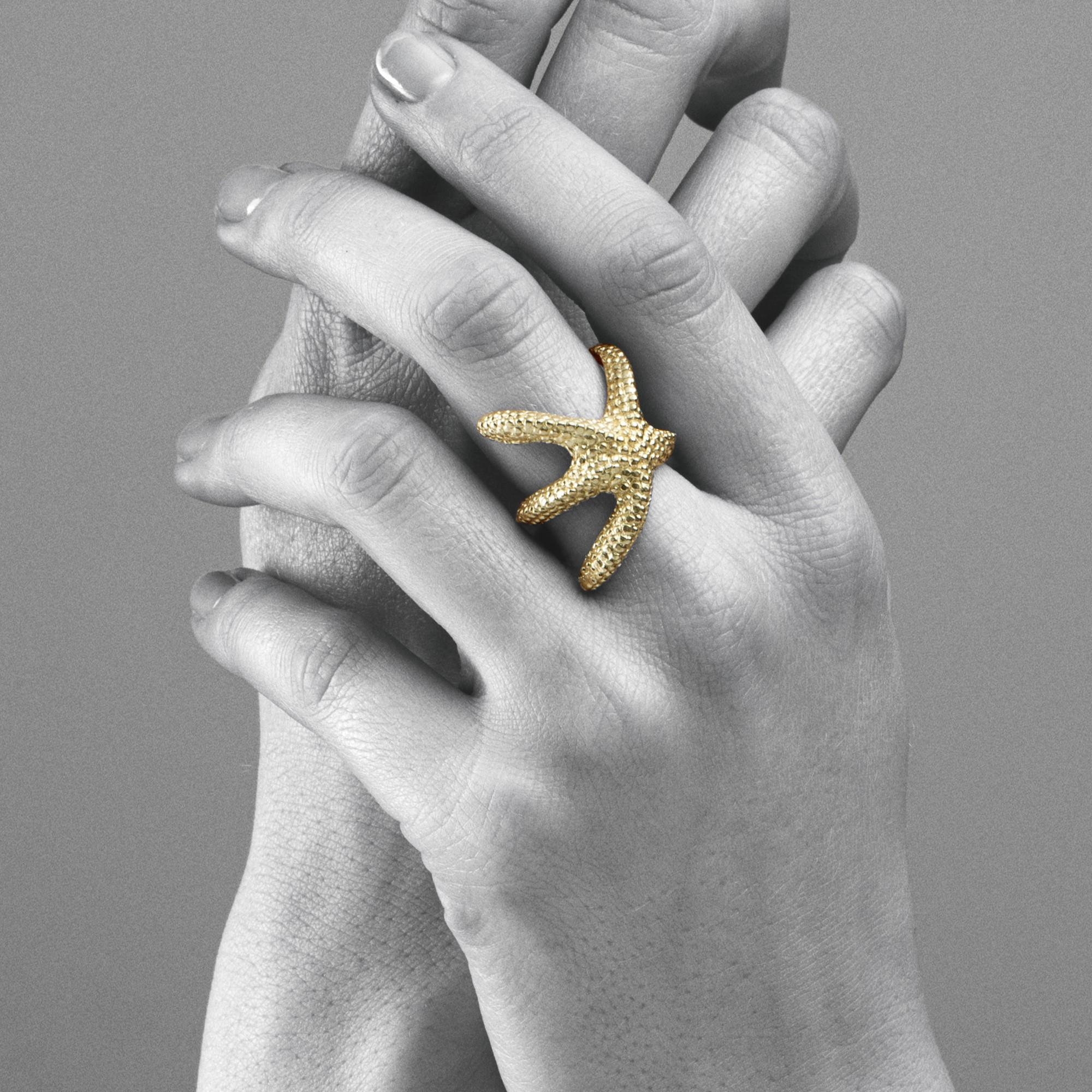 Alex Jona design collection, hand crafted in Italy, 18 Karat yellow gold starfish ring. 
Size 6, can be sized to any specification.
Dimensions: H x 1.02 in. W x 0.89 in. D x 0.15 in. -  H x 25.98 mm. W x 22.84 mm. D x 3.83 mm.
Alex Jona jewels stand
