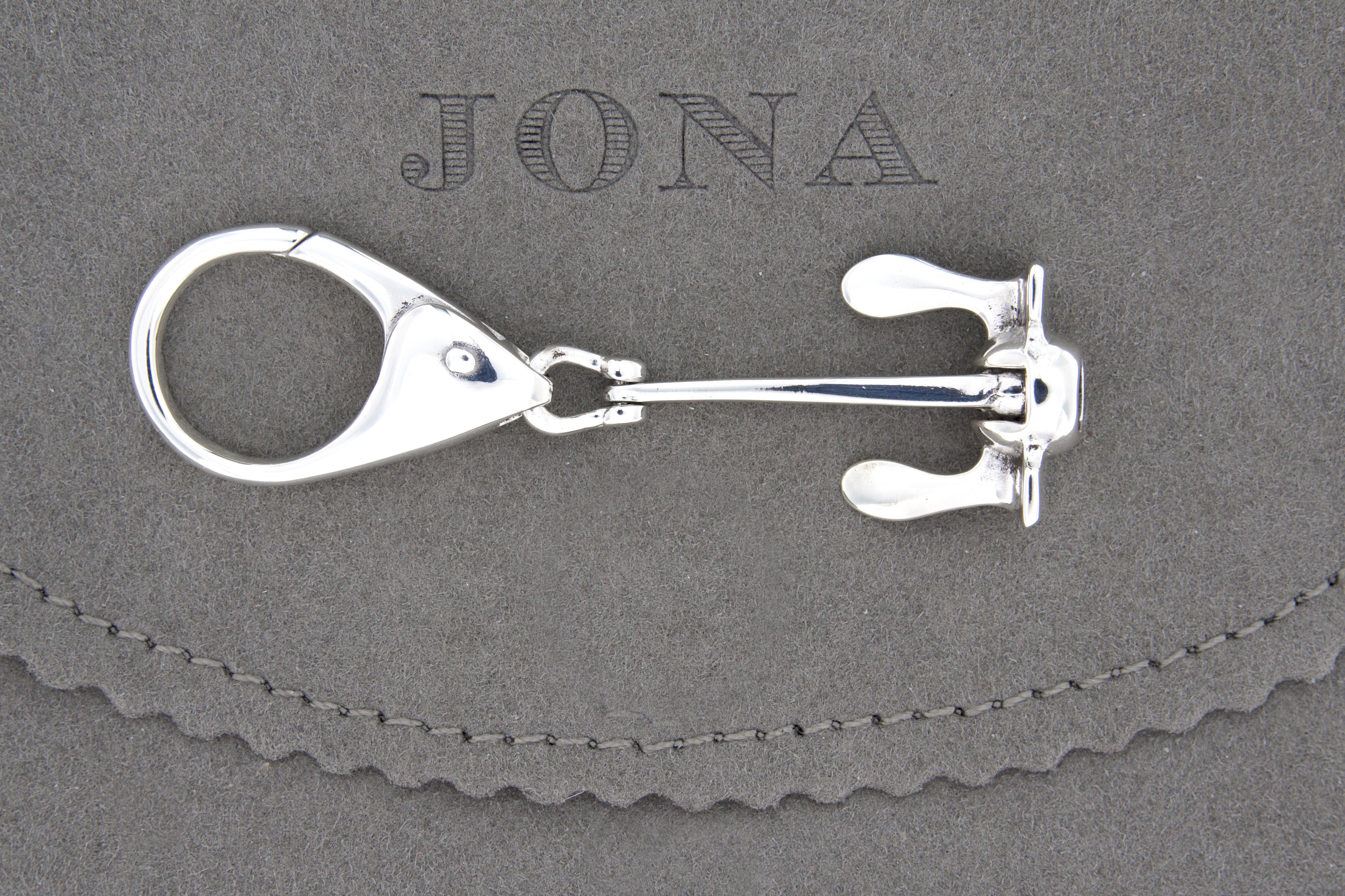 Collection design Alex Jona, fabriqué à la main en Italie, porte-clés ancre de hall en argent sterling rhodié. L'ancre se déplace de haut en bas comme une véritable ancre Danforth.
Dimensions de l'ancre : L 1.82 in/ 46.37 mm x L 0.87 in/ 22.34 mm x