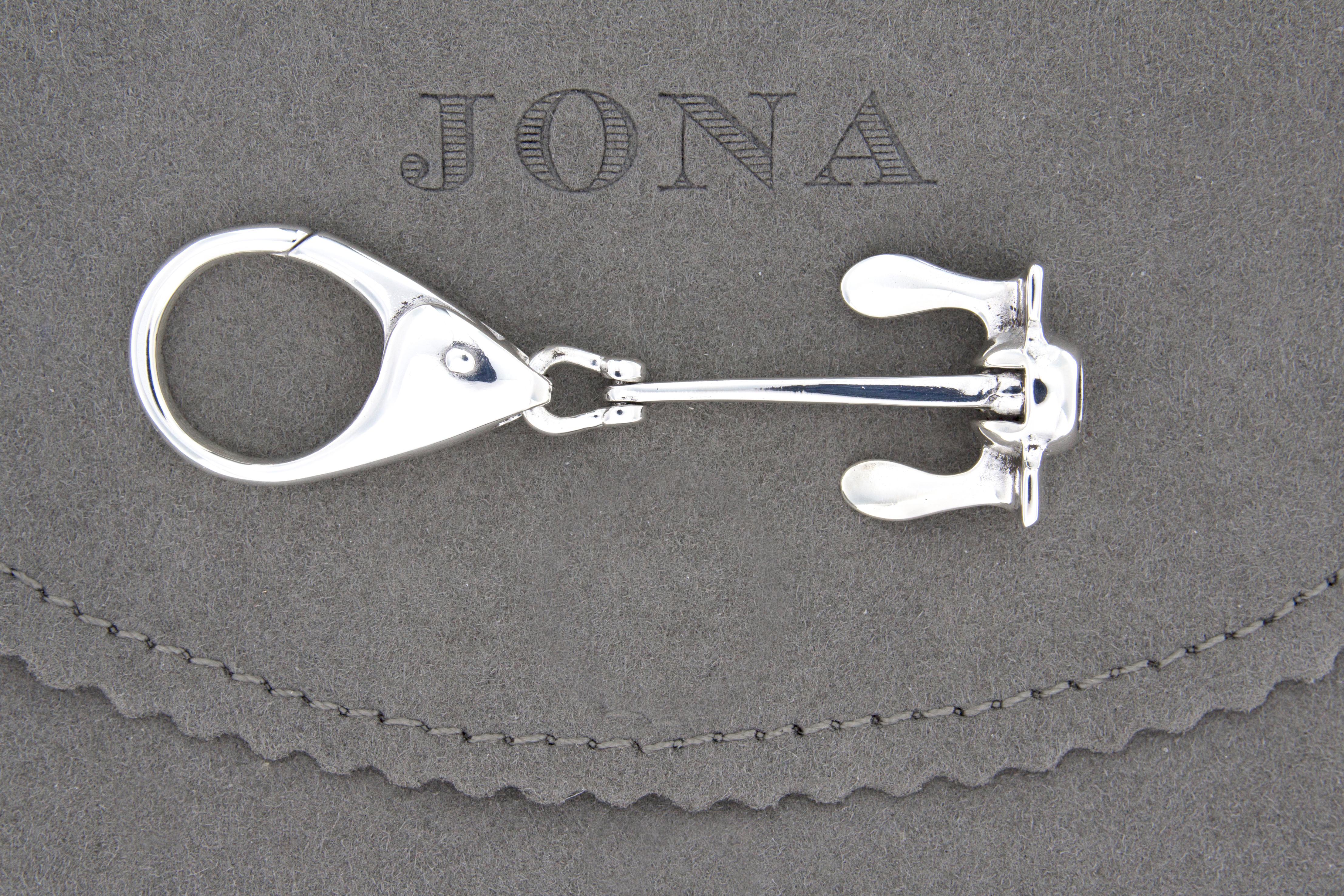 Alex Jona Design Kollektion, handgefertigt in Italien, rhodiniert Sterling Silber Hall Anker Schlüsselhalter. Der Anker bewegt sich auf und ab wie ein echter Danforth-Anker.
Abmessungen des Ankers : L 1.82 in/ 46.37 mm x B 0.87 in/ 22.34 mm x Tiefe:
