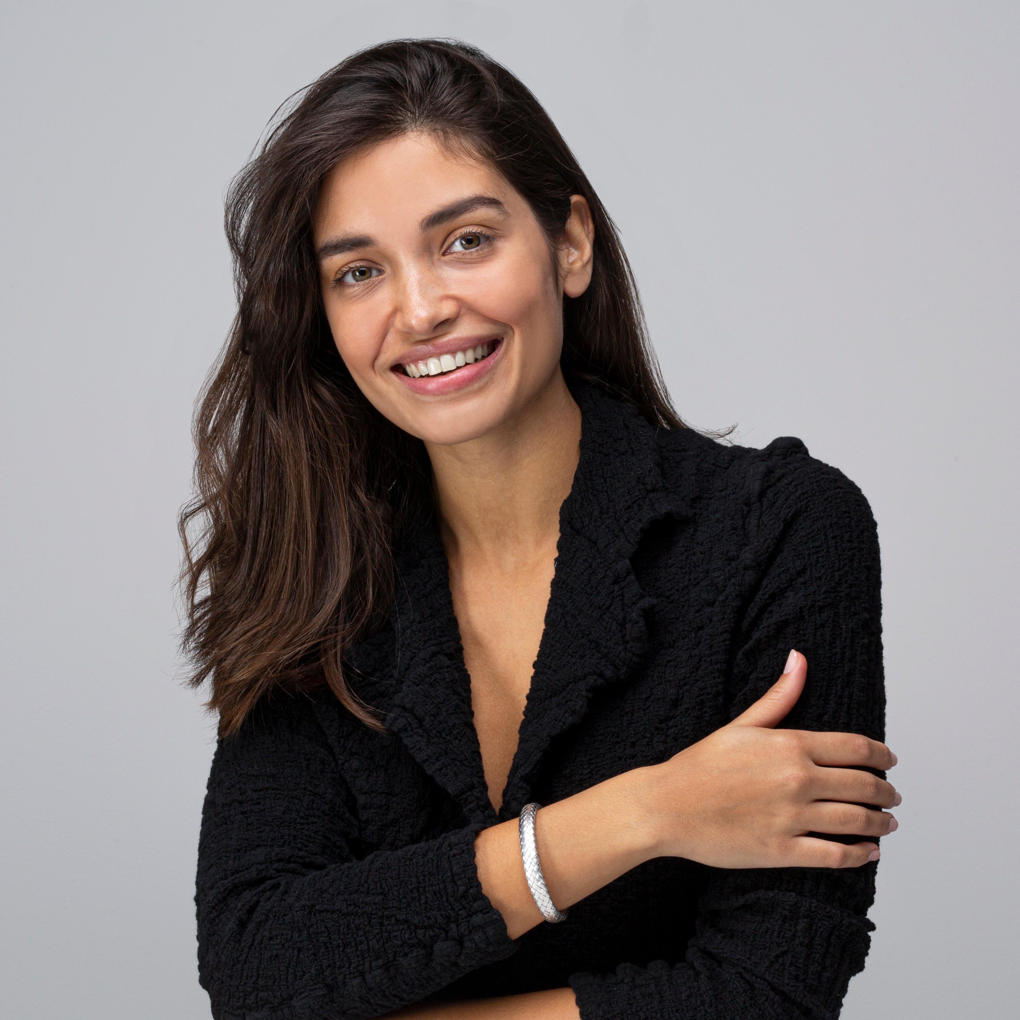Bracciale bangle in argento rodiato con trama a canestro della collezione Alex Jona, realizzato a mano in Italia. Contrassegnato da Alex Jona. 

I gioielli Alex Jona si distinguono non solo per il loro design particolare e per l'eccellente qualità