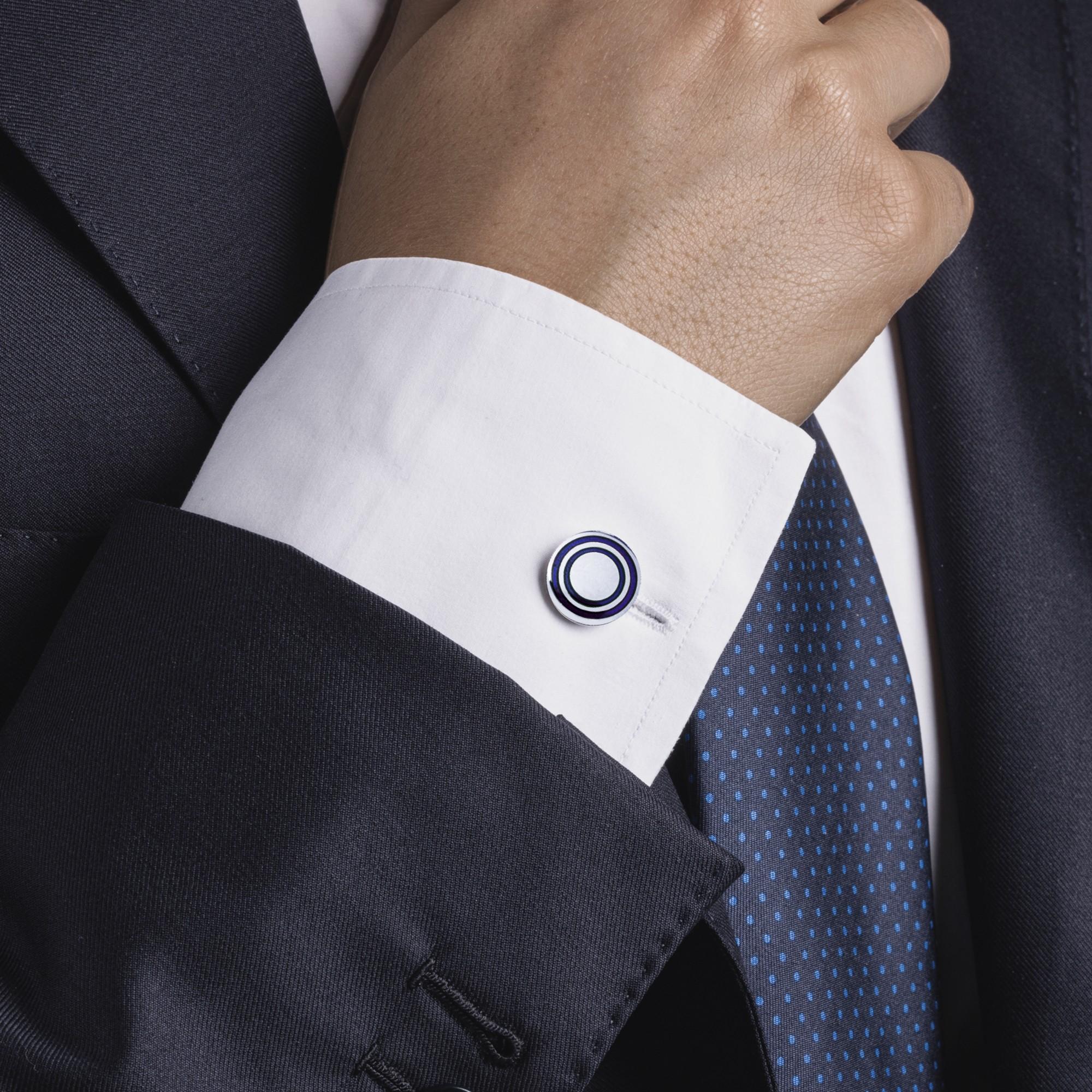 Collezione di design Alex Jona, gemelli in argento sterling con smalto a fuoco blu, realizzati a mano in Italia. Questi gemelli sono dotati di una chiusura a T-Bar, che ne facilita l'uso e garantisce il fissaggio alla camicia. 
I gemelli Alex Jona