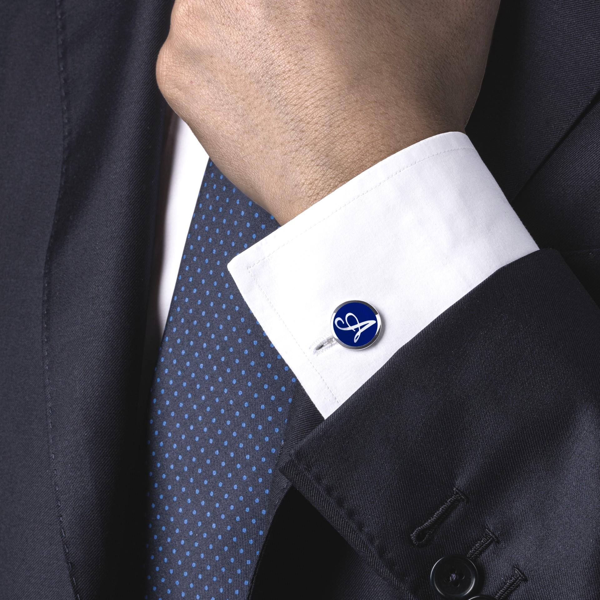 Colección de diseño Alex Jona, hecha a mano en Italia, gemelos de plata de ley rodiada con iniciales hechas a medida con esmalte azul u otro color. Estos gemelos incorporan un cierre de barra en T, que facilita su uso y le da la seguridad de que