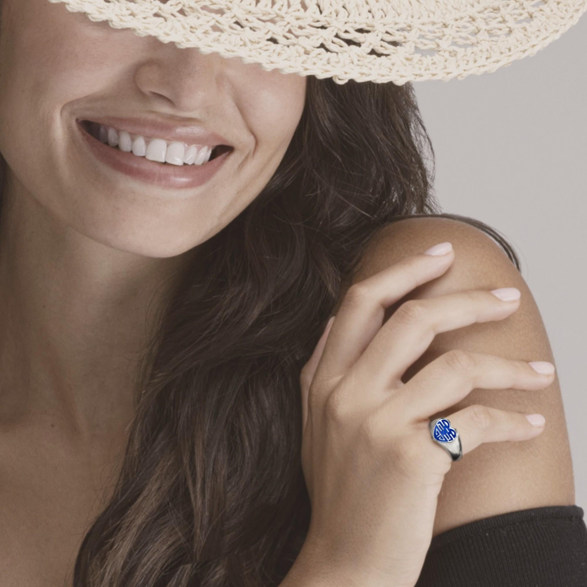 Anello a fascia con cuore della collezione Alex Jona, realizzato a mano in Italia, in argento sterling con smalto blu, lunga e felice vita. 
I gioielli Alex Jona si distinguono non solo per il loro design particolare e per l'eccellente qualità delle