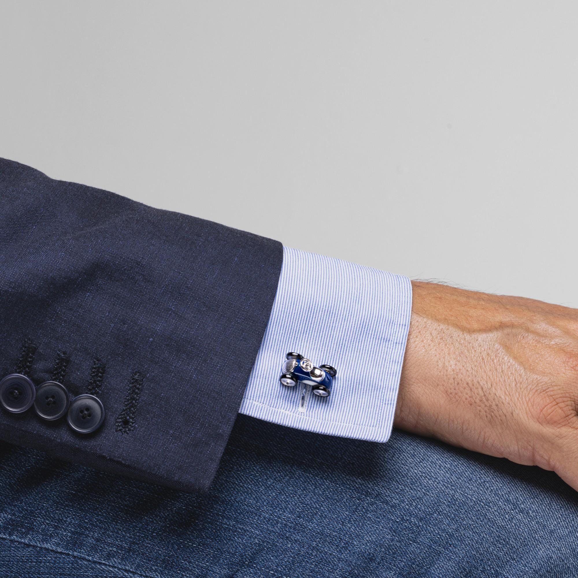 Collezione di design Alex Jona, realizzata a mano in Italia, gemelli da polso in argento sterling per auto giocattolo vintage con smalto blu. Dimensioni: L 0,88 pollici x L 0,43 pollici

I gemelli Alex Jona si distinguono non solo per il loro design