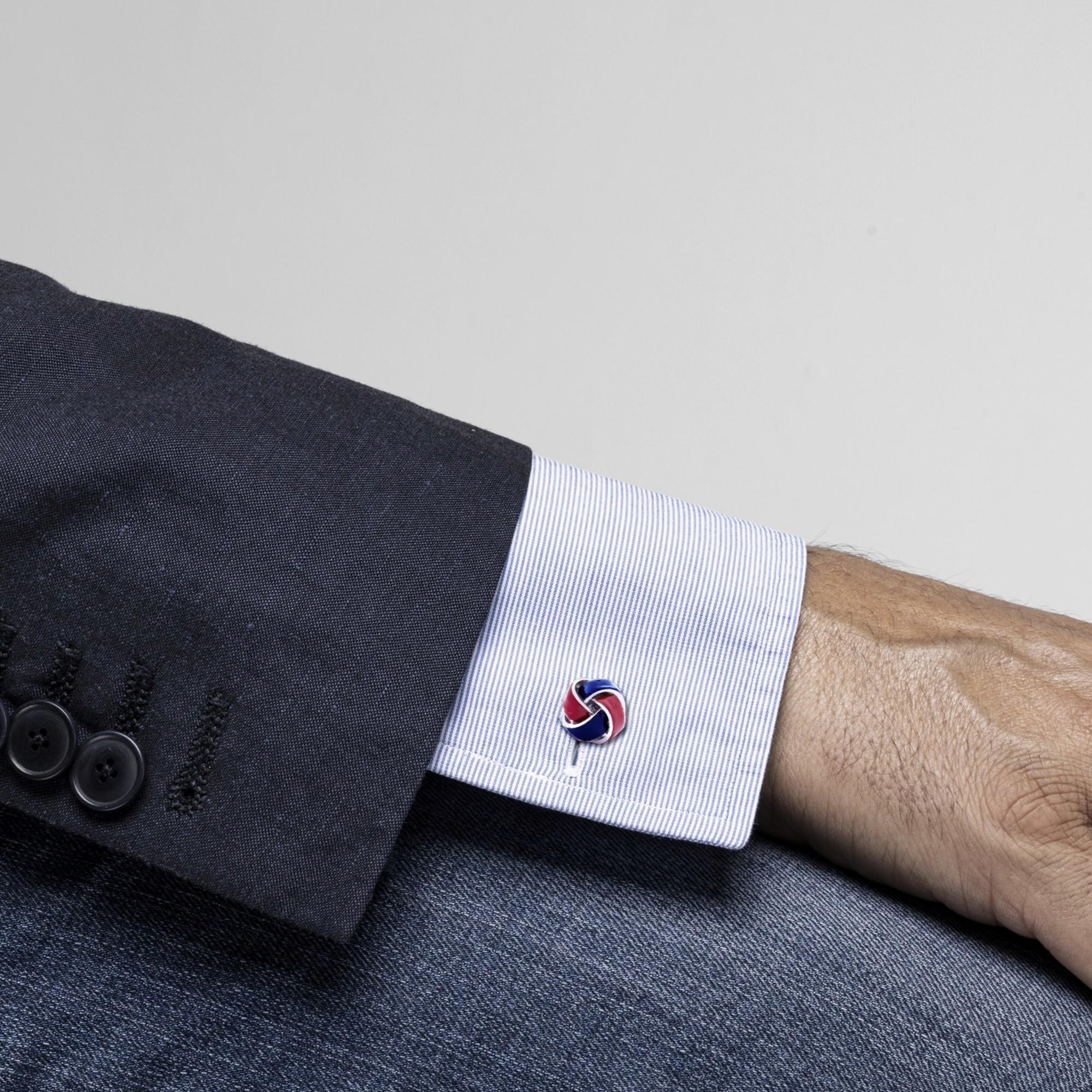 Collezione di design Alex Jona, realizzati a mano in Italia, gemelli da polso a nodo in argento rodiato con smalto blu e rosso. Questi gemelli sono dotati di una chiusura a T-Bar, che ne facilita l'uso e garantisce il fissaggio alla camicia.