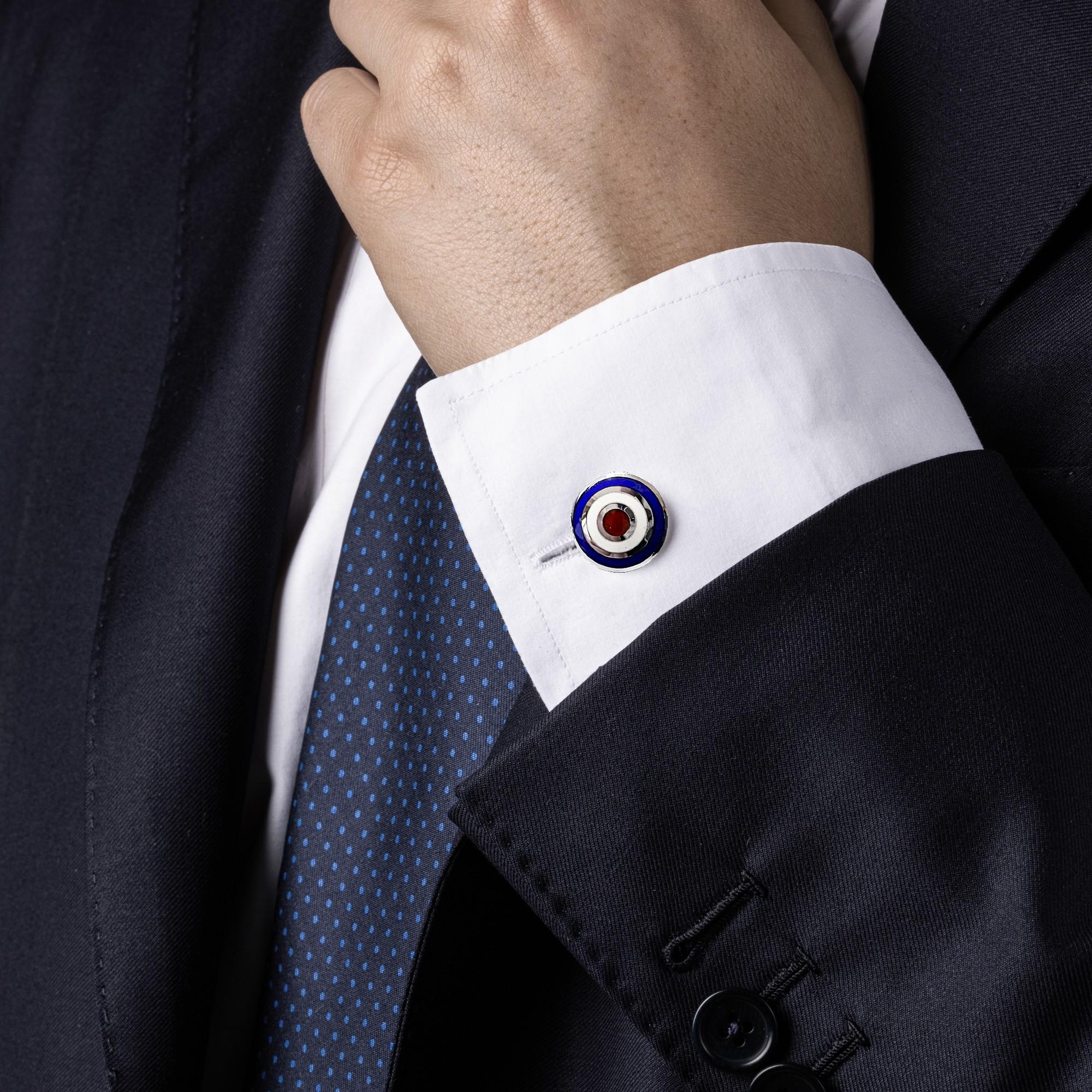 Collezione di design Alex Jona, realizzata a mano in Italia, gemelli da polso in A. Silver con smalto a fuoco blu, rosso e bianco. Torna indietro.    Dimensioni:   Diametro 0,62