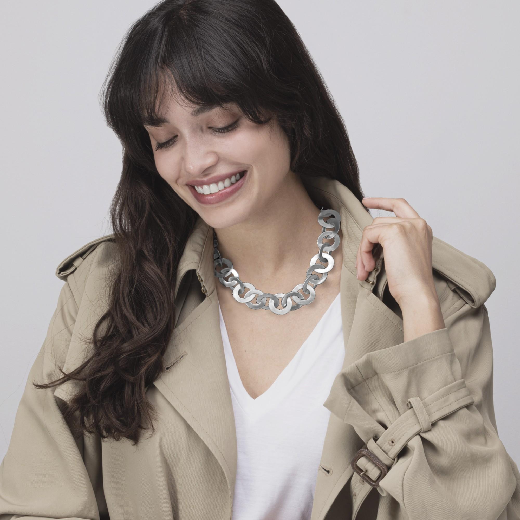 Collezione di design Alex Jona, realizzata a mano in Italia, collana in argento sterling composta da dischi d'argento spazzolato interconnessi. 
I gioielli Alex Jona si distinguono non solo per il loro design particolare e per l'eccellente qualità