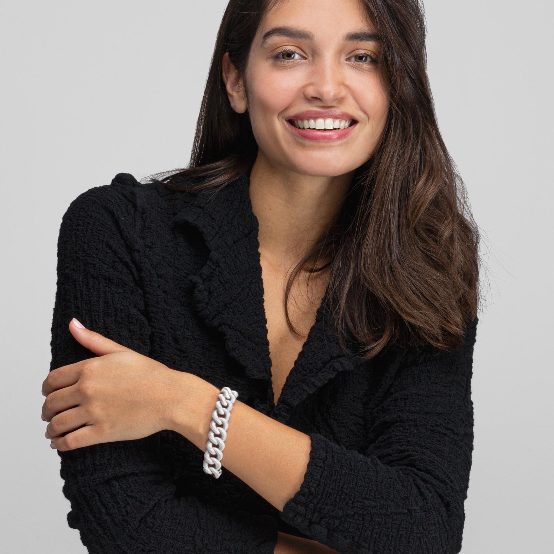 Collezione di design Alex Jona, realizzata a mano in Italia,  bracciale a catena a maglie intrecciate in argento rodiato. Segnato Jona.

Dimensioni:
7.87 in. L x 0,60