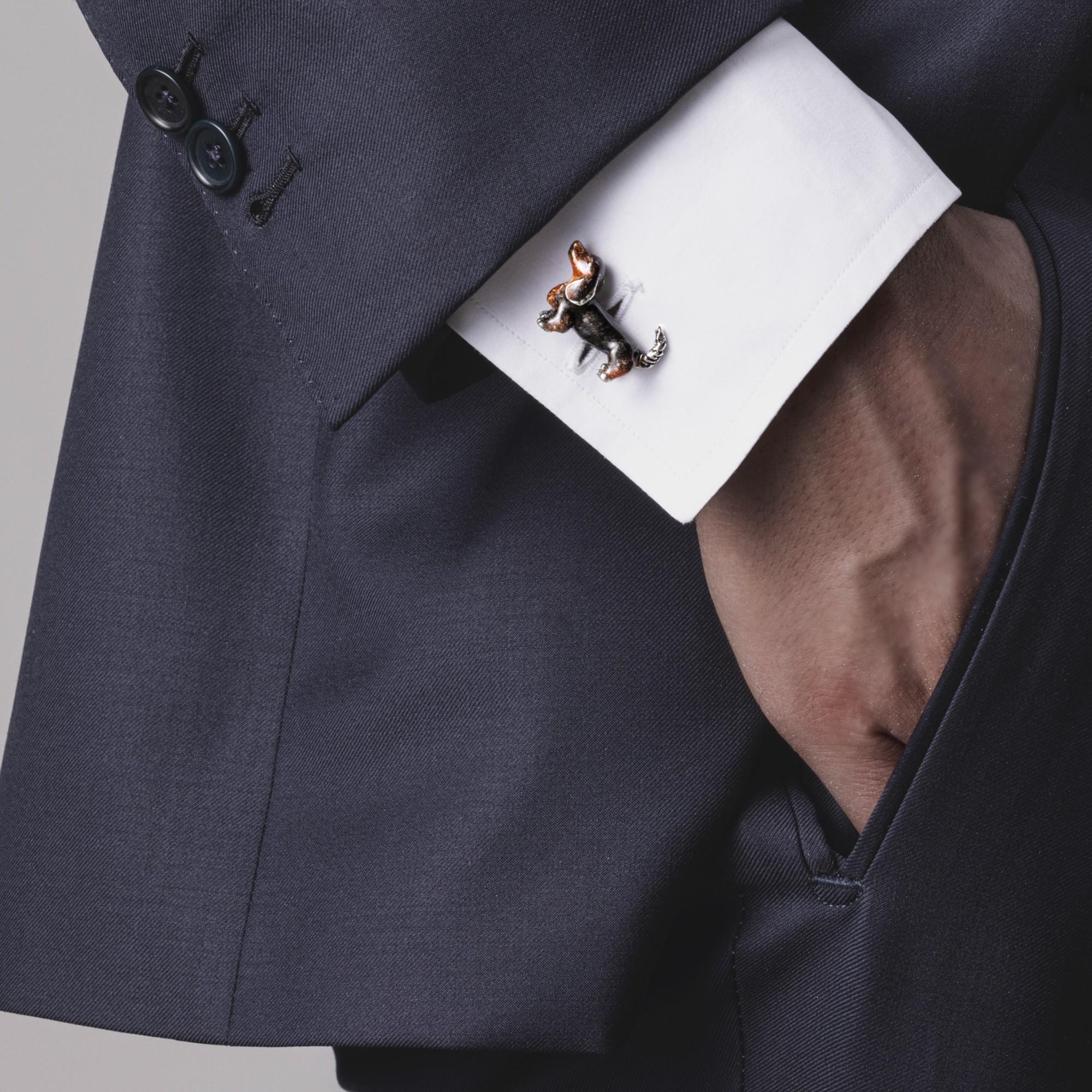 Collezione di design Alex Jona, realizzati a mano in Italia, gemelli in argento 925 con cane bassotto e smalto. 
I gemelli Alex Jona si distinguono non solo per il loro design particolare e per l'eccellente qualità, ma anche per l'attenta cura dei