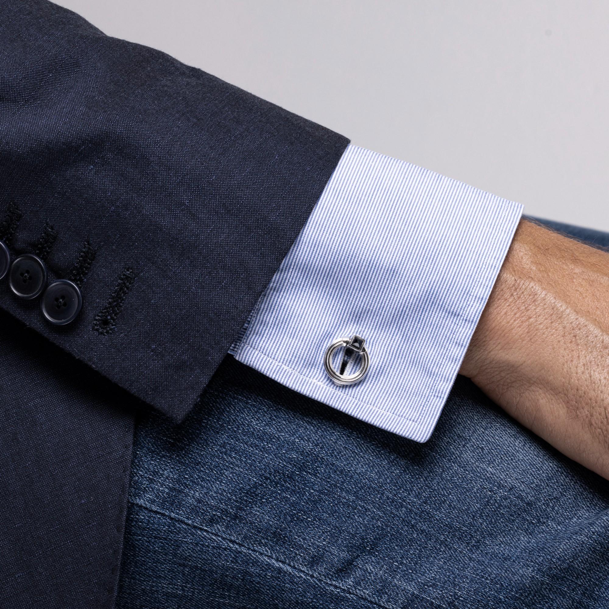 Collectional Jona, fabriqués à la main en Italie, boutons de manchette à double anneau pliant en argent sterling rhodié avec cabochons en onyx. Marqué JONA 925.

Les boutons de manchette Alex Jona se distinguent, non seulement par leur design