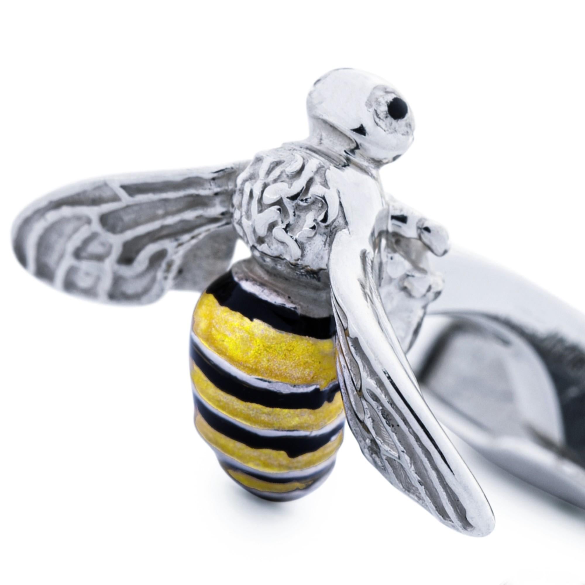 Collezione di design Alex Jona, lavorati a mano in Italia, gemelli ape in Sterling Silver smaltati a mano. Questi gemelli sono dotati di una chiusura a T-Bar, che ne facilita l'uso e garantisce il fissaggio alla camicia.

I gemelli Alex Jona si