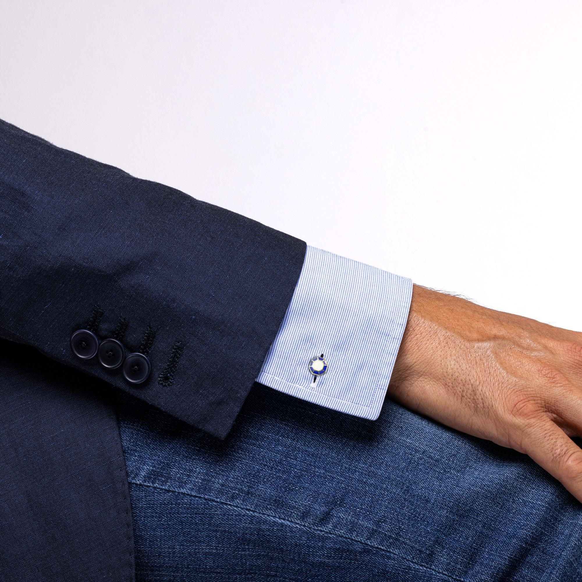 Collection design Alex Jona, fabriqués à la main en Italie, boutons de manchette en argent sterling 925/°°° de forme octogonale avec émail bleu et blanc. Marqué JONA.
Les boutons de manchette Alex Jona se distinguent, non seulement par leur design