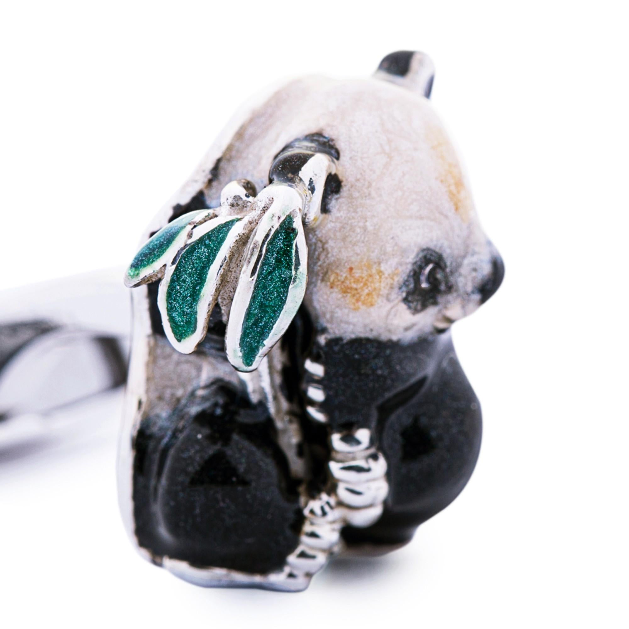 Collection Alex Jona design, fabriqués à la main en Italie, boutons de manchette panda en argent Sterling avec émail. Ces boutons de manchette sont dotés d'une fermeture en T, ce qui permet de les utiliser facilement et de s'assurer qu'ils resteront