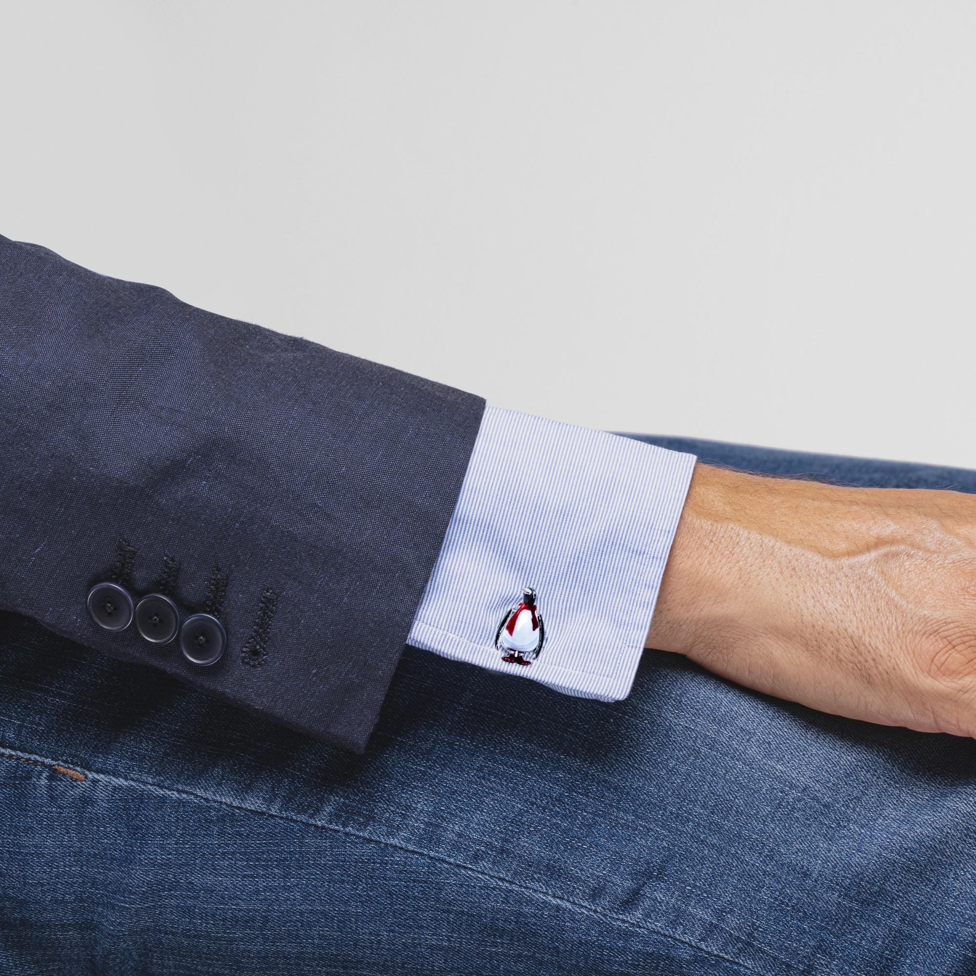 Collection design Alex Jona, fait main en Italie, boutons de manchette pingouin en argent sterling rhodié avec émail.  Les ailes et la tête bougent.
Dimensions : H 0,80 in / 20,33 mm X W 0,52 in / 13,28 mm X D 0,37 in / 9,6 mm

Les boutons de