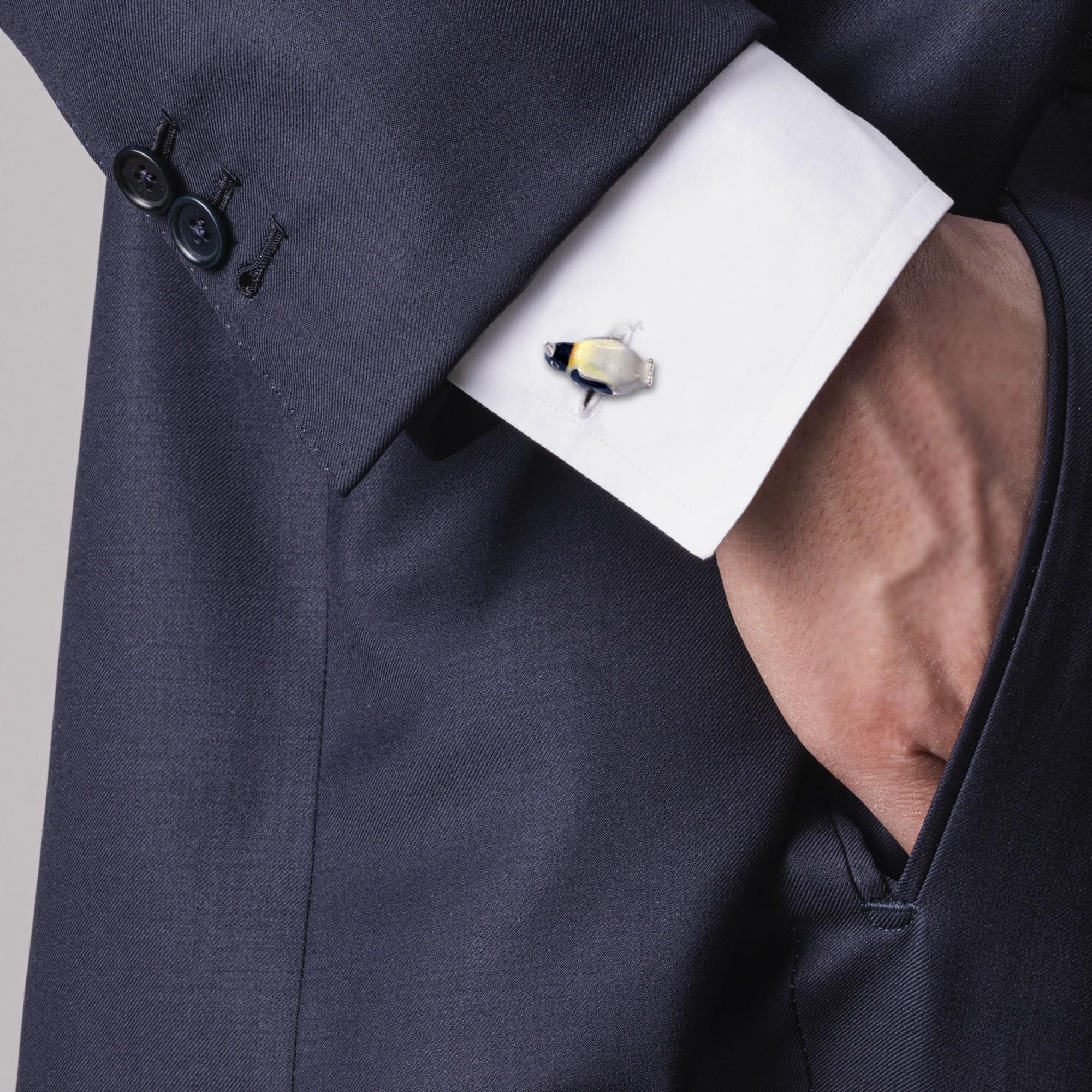 Collection Design/One d'Alex Jona, fabriqués à la main en Italie, boutons de manchette en argent rhodié avec pingouin émaillé. 

Les boutons de manchette Alex Jona se distinguent, non seulement par leur design particulier et leur excellente qualité,