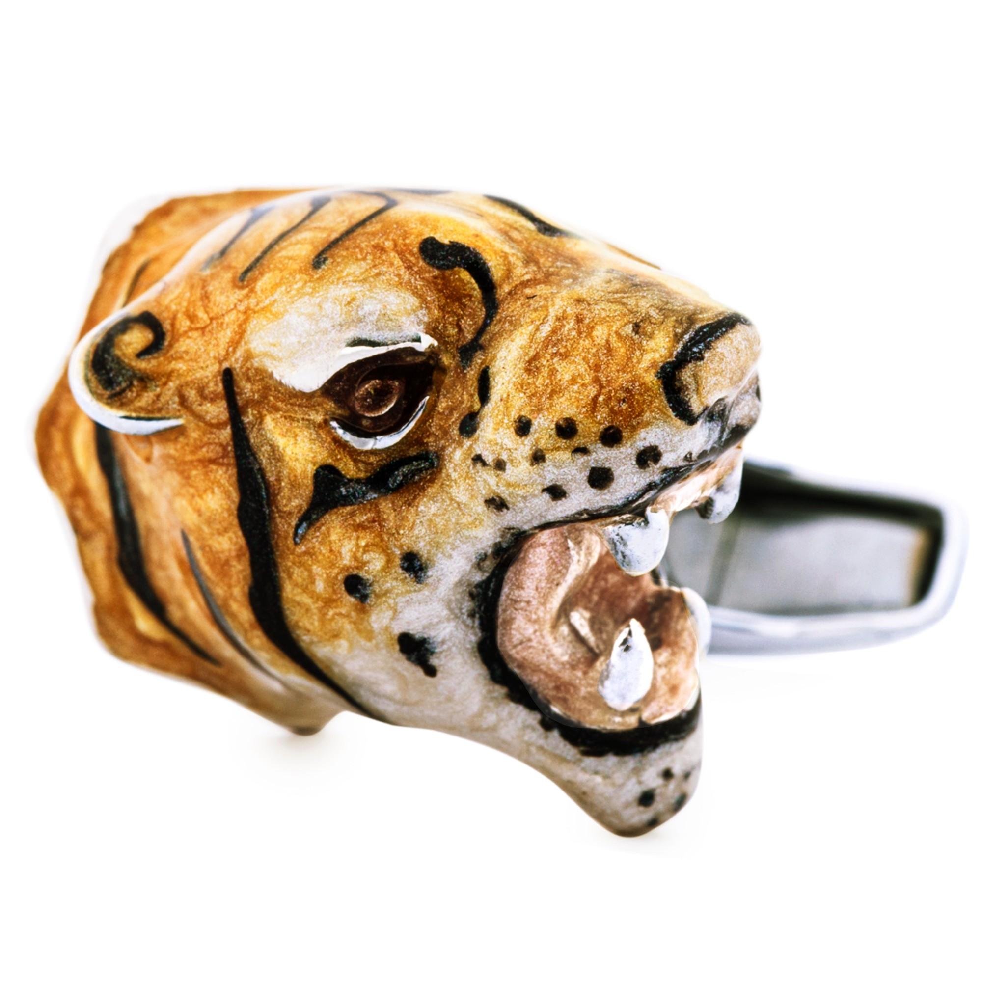 Collezione di design Alex Jona, realizzata a mano in Italia, gemelli tigre in A. Silver con smalto dipinto a mano. Questi gemelli sono dotati di una chiusura a T-Bar, che ne facilita l'uso e garantisce il fissaggio alla camicia.

I gemelli Alex Jona