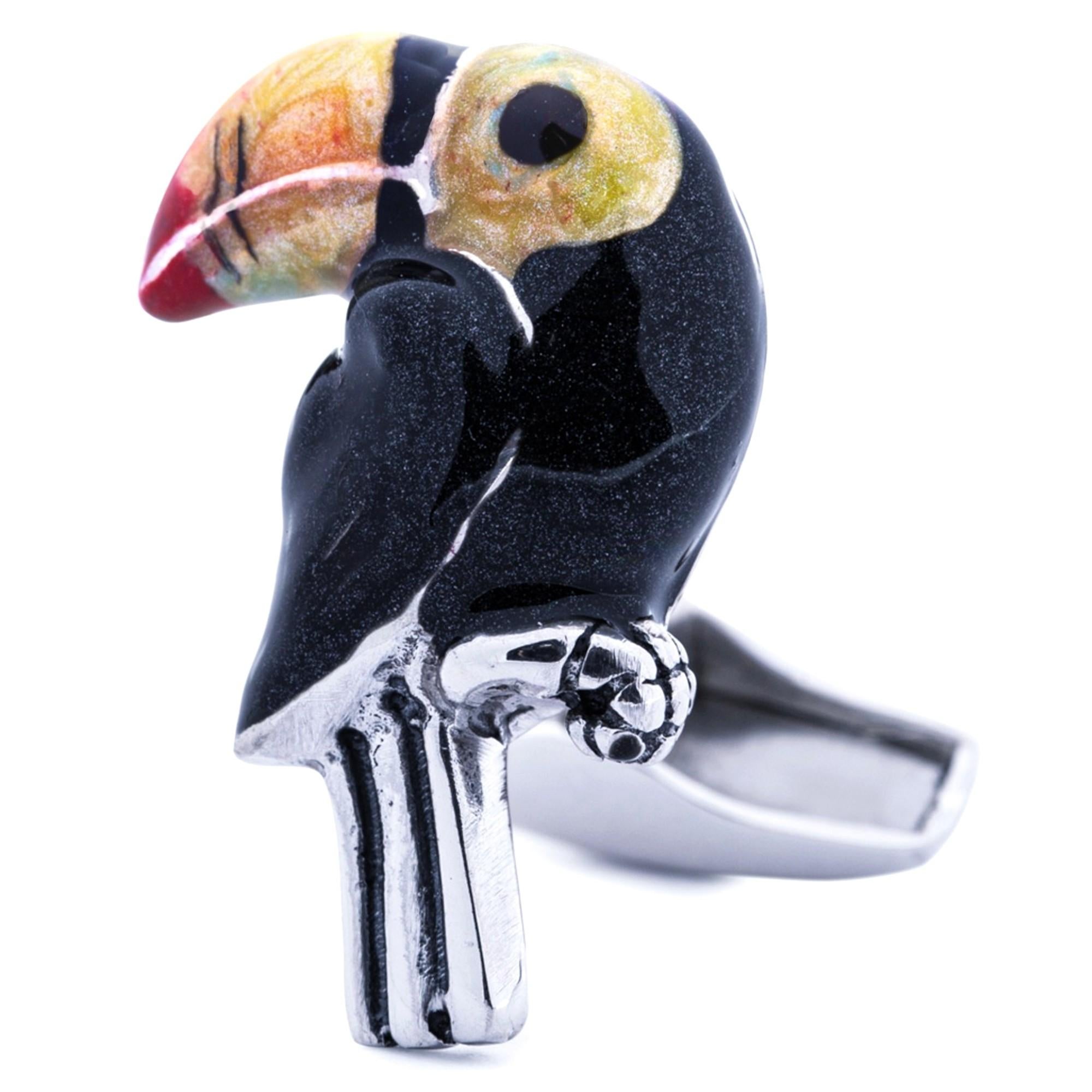 Collezione di design Alex Jona, lavorati a mano in Italia, gemelli tucano in Sterling Silver smaltati a mano. Questi gemelli sono dotati di una chiusura a T-Bar, che ne facilita l'uso e garantisce il fissaggio alla camicia.

I gemelli Alex Jona si