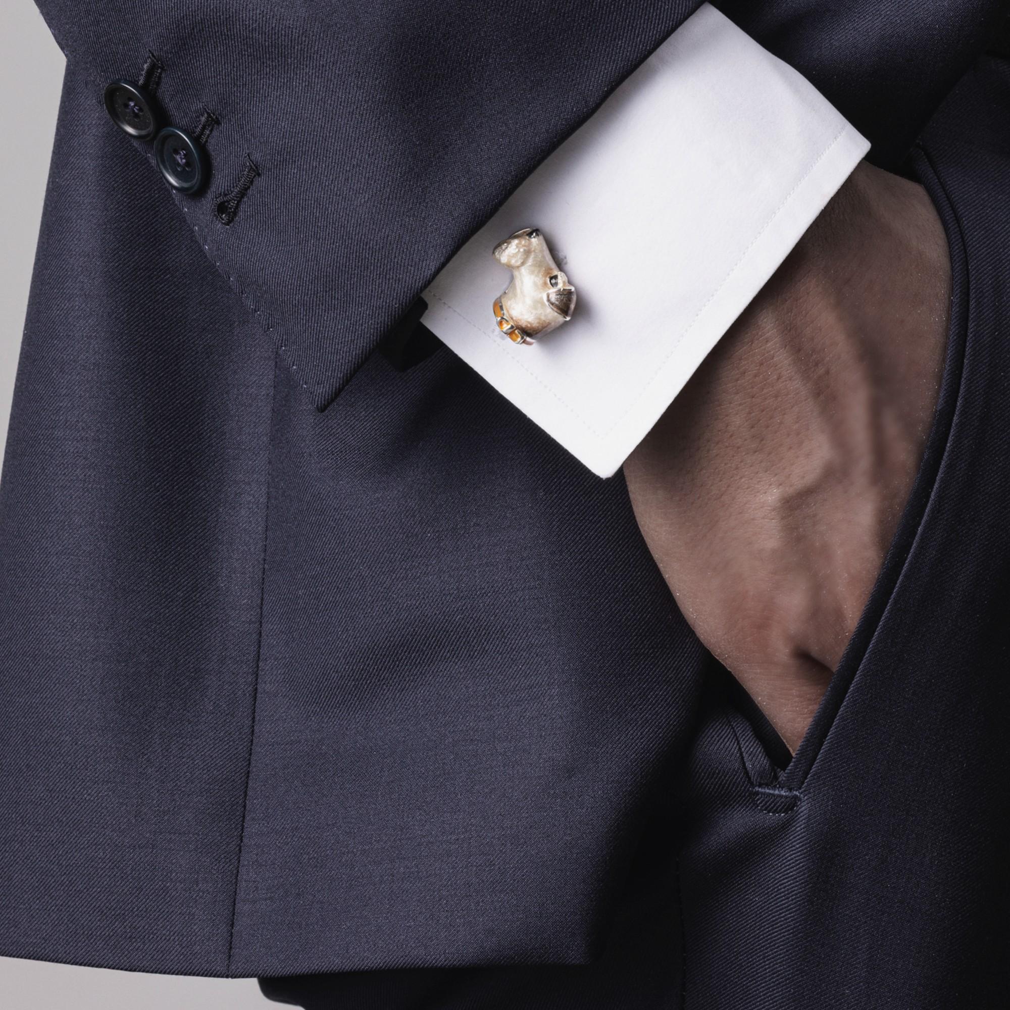 Collezione di design Alex Jona, gemelli da polso in argento sterling con cane Fox Terrier e smalto, realizzati a mano in Italia.   
I gemelli Alex Jona si distinguono non solo per il loro design particolare e per l'eccellente qualità, ma anche per