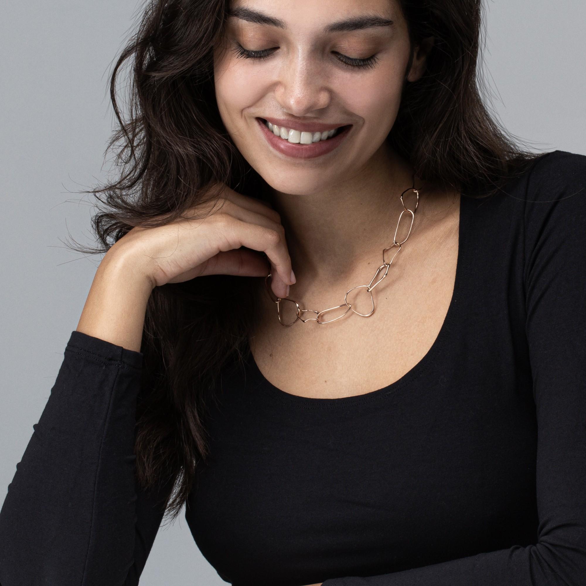 Colección de diseño Alex Jona, hecha a mano en Italia, collar de eslabones de forma orgánica de plata de ley chapada en oro.
Las joyas de Alex Jona destacan no sólo por su especial diseño y por la excelente calidad de las piedras preciosas, sino