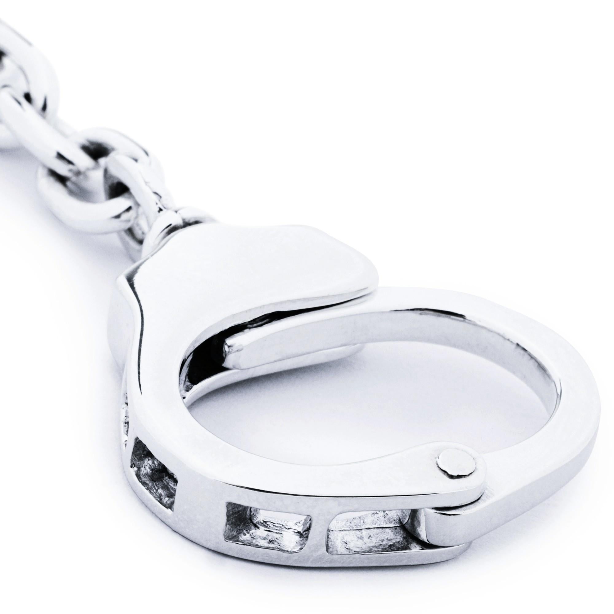 Alex Jona Design Kollektion, handgefertigt in Italien, Sterling Silber Handschellen Schlüsselhalter.
Die Geschenke von Alex Jona zeichnen sich nicht nur durch ihr besonderes Design und ihre hervorragende Qualität aus, sondern auch durch die