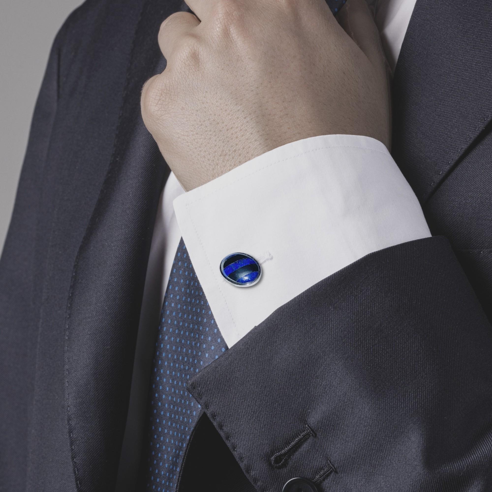 Alex Jona Design-Kollektion, handgefertigt in Italien, Manschettenknöpfe aus ovalem Hämatit und Lapislazuli aus Sterlingsilber. Gekennzeichnet mit JONA 925.  

Die Manschettenknöpfe von Alex Jona zeichnen sich nicht nur durch ihr besonderes Design