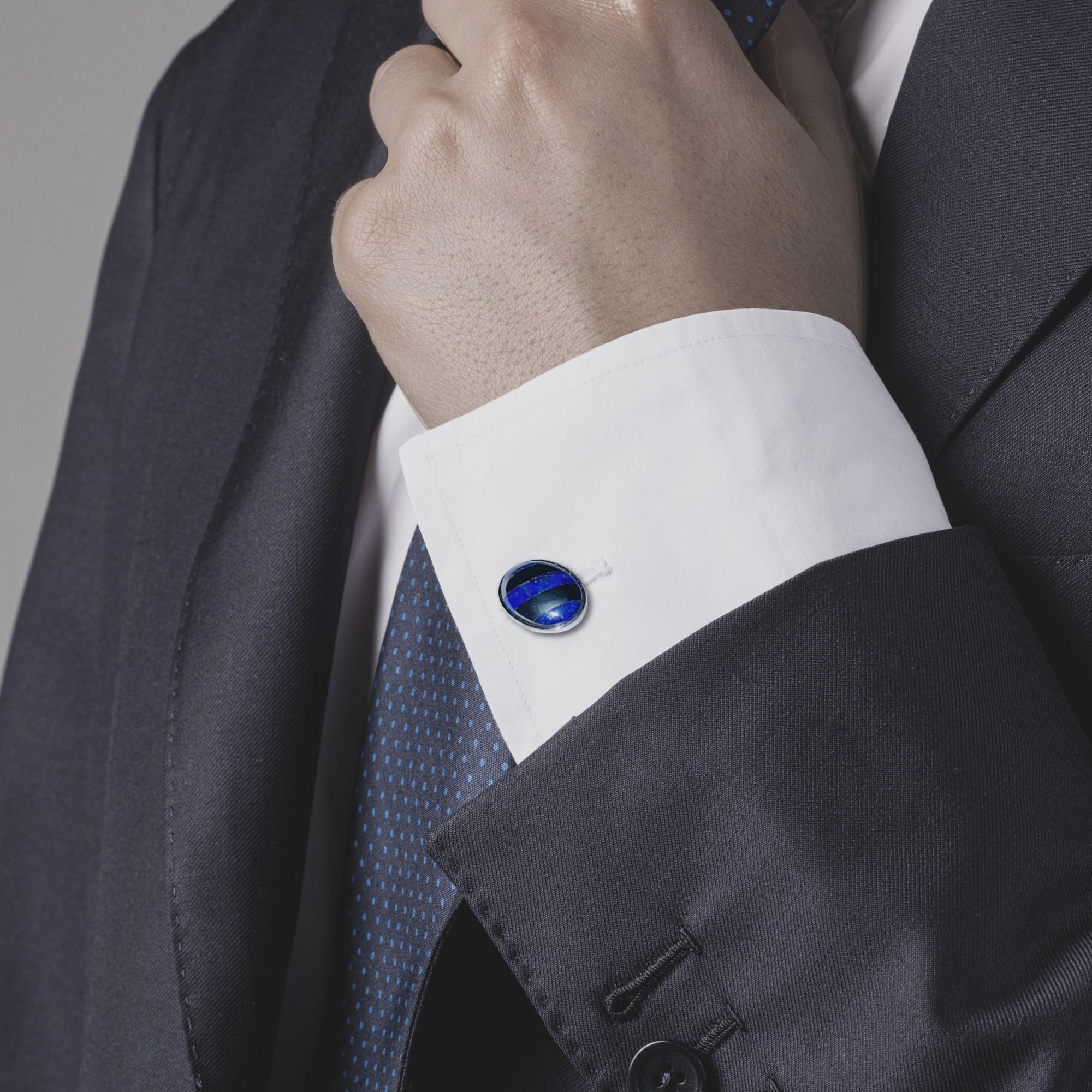 Collectional Design/One d'Alex Jona, fabriqués à la main en Italie, boutons de manchette en argent sterling à double ovale d'hématite et de lapis-lazuli. Marqué JONA 925.  

Les boutons de manchette Alex Jona se distinguent, non seulement par leur