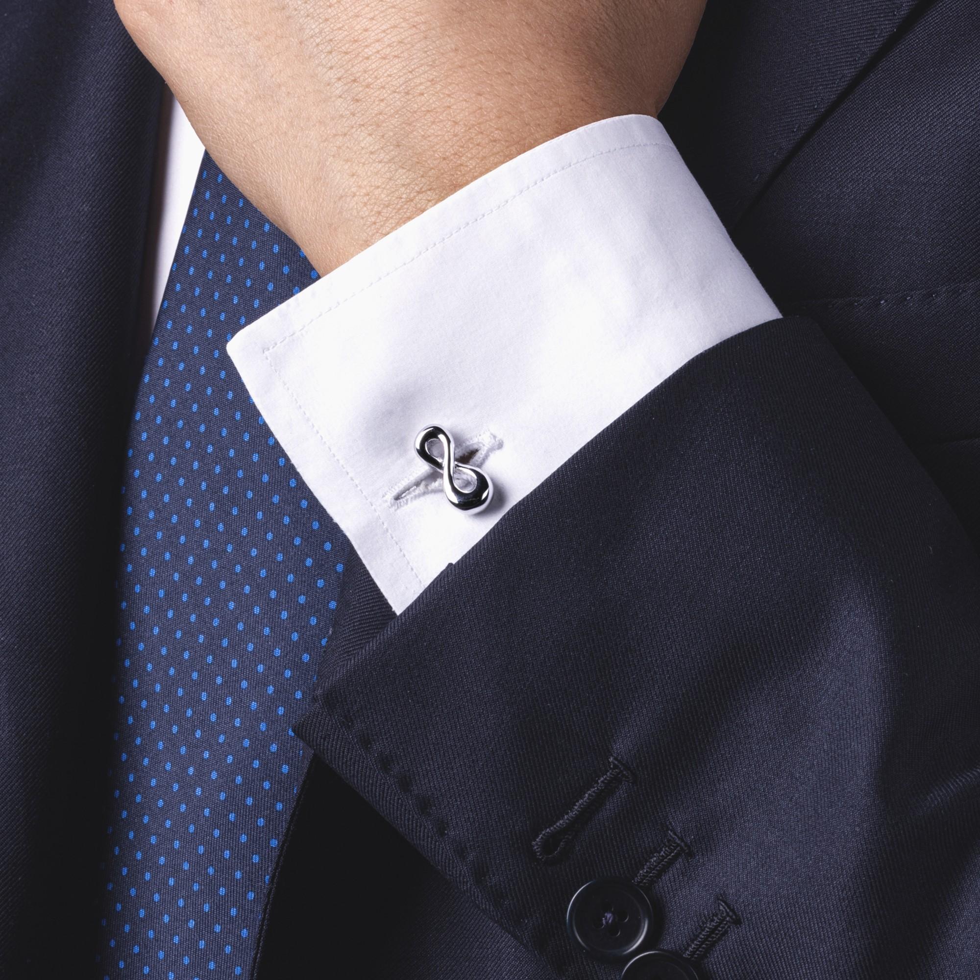 Colección de diseño Alex Jona, hecha a mano en Italia, gemelos infinitos de plata de ley rodiada.
Los gemelos Alex Jona destacan no sólo por su especial diseño y por su excelente calidad, sino también por la esmerada atención que se presta a los
