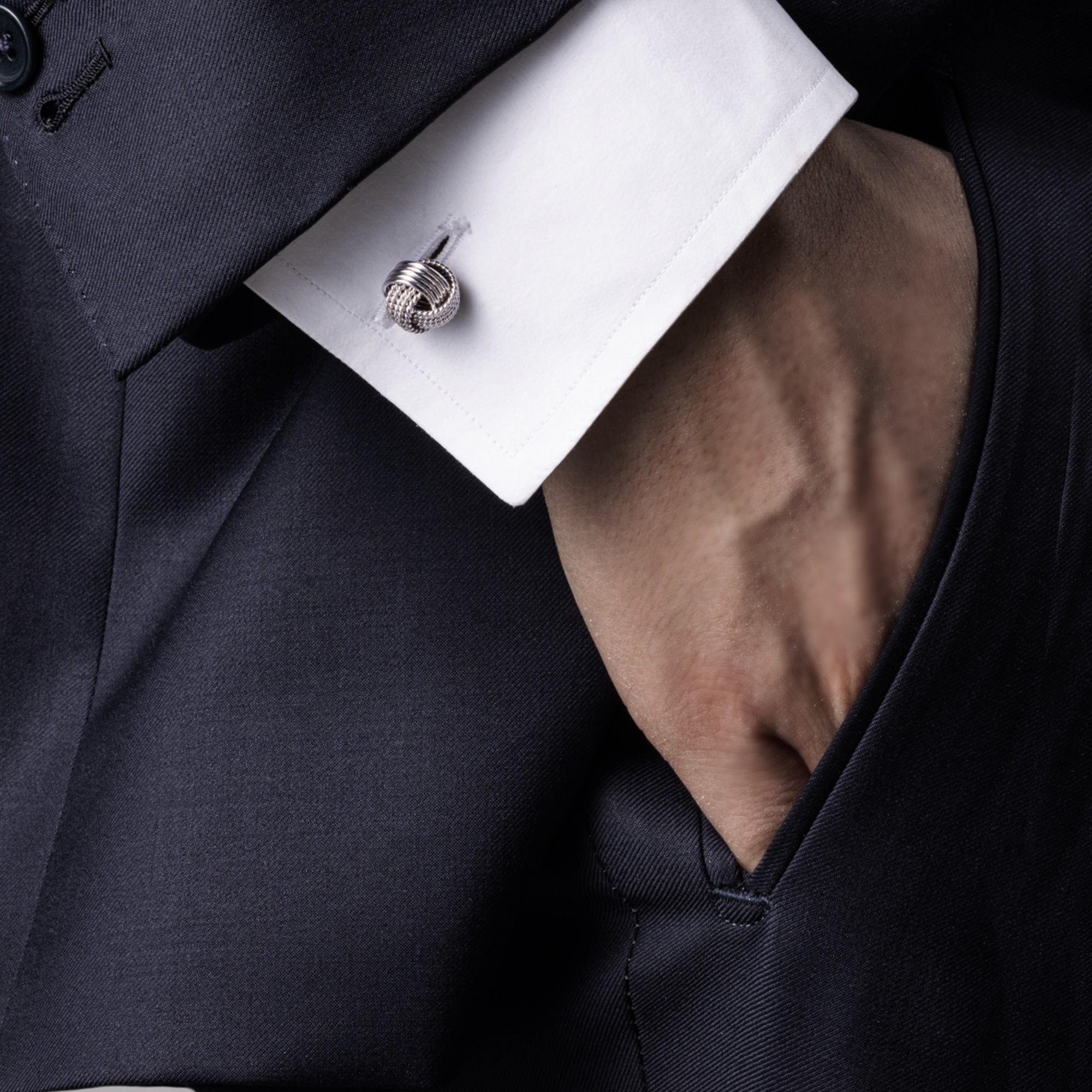 Alex Jona Design Kollektion, handgefertigt in Italien, Manschettenknöpfe mit Knoten aus Sterlingsilber. Diese Manschettenknöpfe sind mit einem T-Bar-Verschluss ausgestattet, der die Handhabung erleichtert und dafür sorgt, dass sie sicher an Ihrem