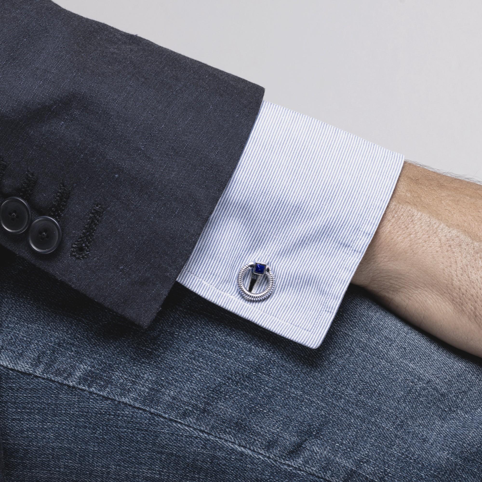 Colección de diseño Alex Jona, hecha a mano en Italia, gemelos plegables de doble anilla de plata de ley rodiada con cabujones de lapislázuli. Marcado Alex Jona 925.
Estos eslabones atraviesan el puño de la camisa y se pliegan a ambos lados para