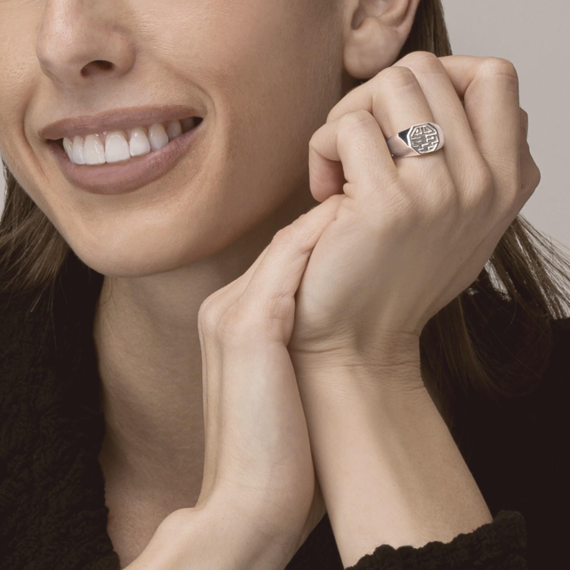 Anello a fascia ottagonale long and happy life della collezione Alex Jona, realizzato a mano in Italia. 
I gioielli Alex Jona si distinguono non solo per il loro design particolare e per l'eccellente qualità delle pietre preziose, ma anche per