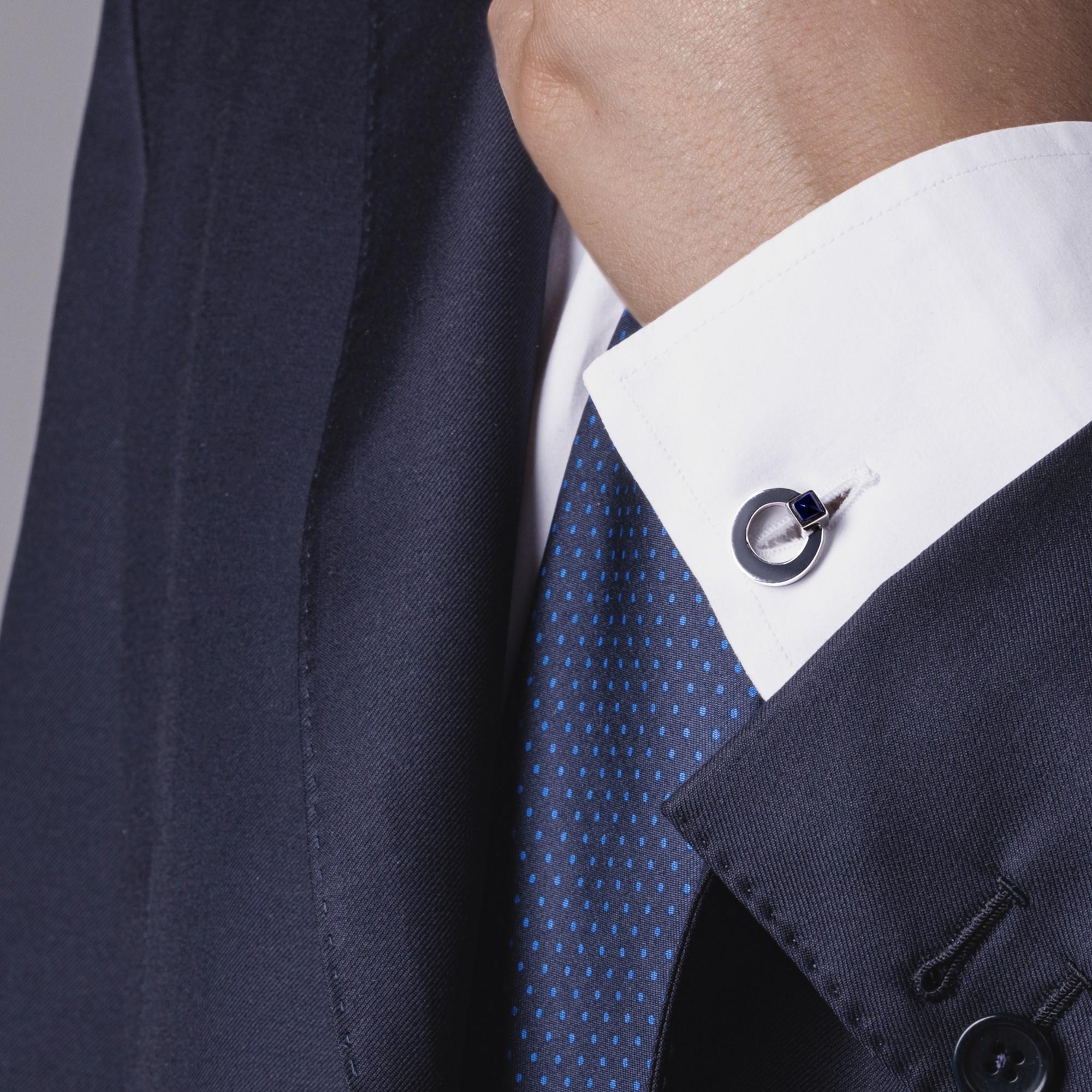 Collezione di design Alex Jona, realizzata a mano in Italia, gemelli pieghevoli a doppio anello in argento rodiato con cabochon di onice. Marcato 