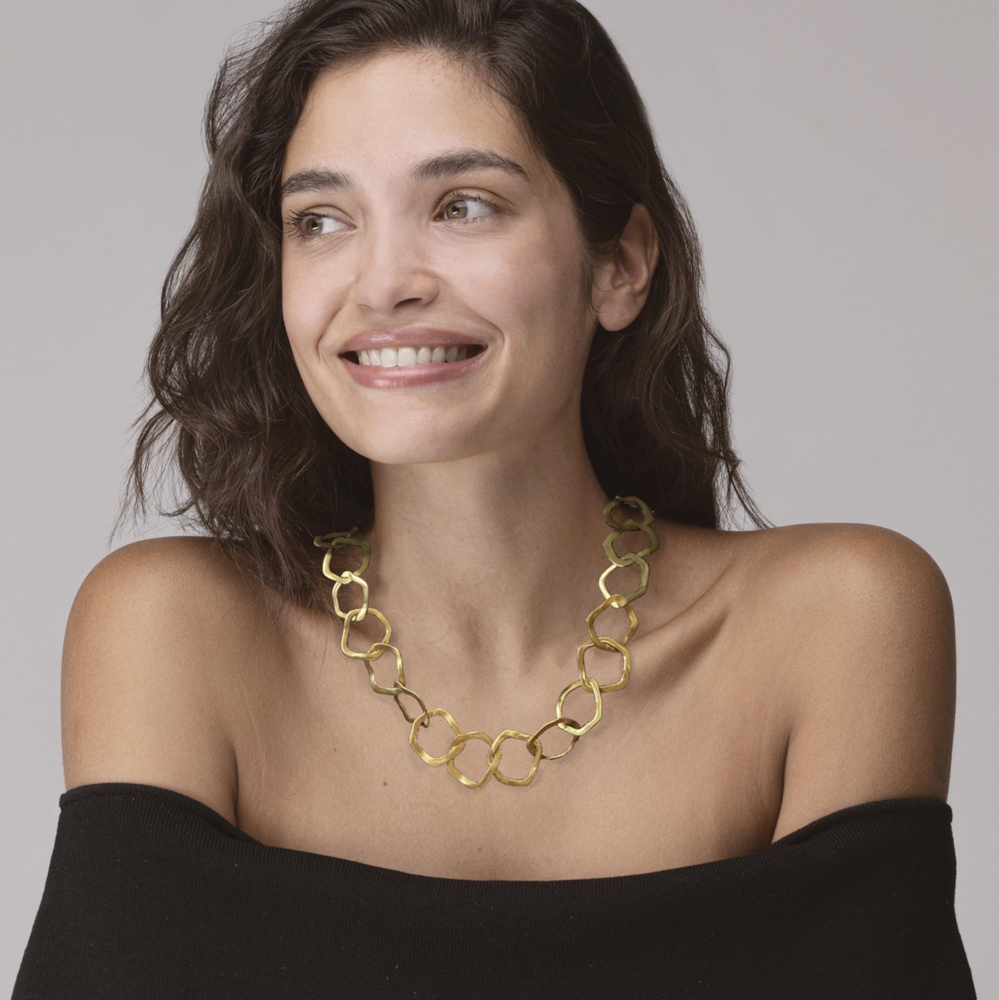 Collezione di design Alex Jona, realizzata a mano in Italia, collana a catena di forma organica in argento sterling con rivestimento in oro satinato.
I gioielli Alex Jona si distinguono non solo per il loro design particolare e per l'eccellente