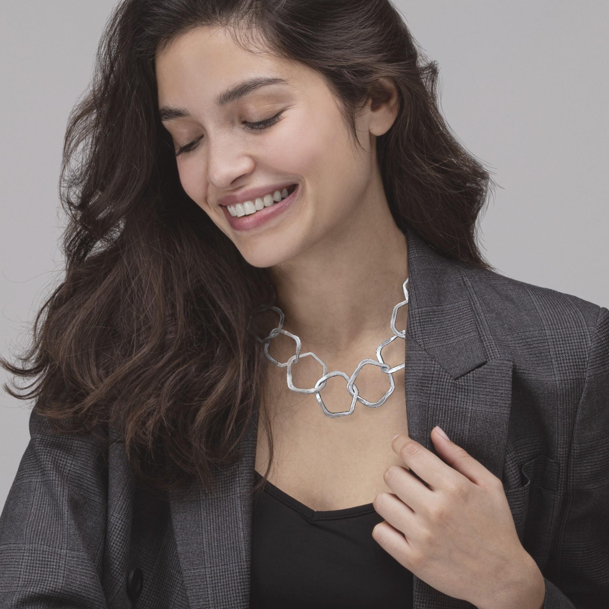 Collezione di design Alex Jona, realizzata a mano in Italia, collana con catena a forma organica in argento sterling rodiato e satinato.

I gioielli Alex Jona si distinguono non solo per il loro design particolare e per l'eccellente qualità delle