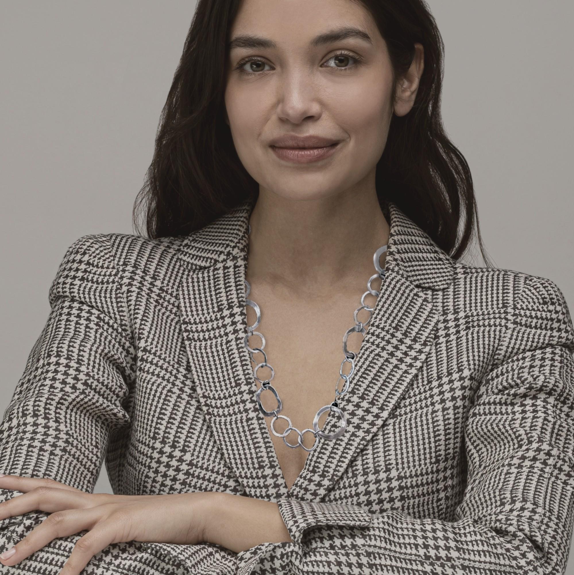 Collezione di design Alex Jona, realizzata a mano in Italia, collana con catena a forma organica in argento sterling rodiato e satinato.
I gioielli Alex Jona si distinguono non solo per il loro design particolare e per l'eccellente qualità delle