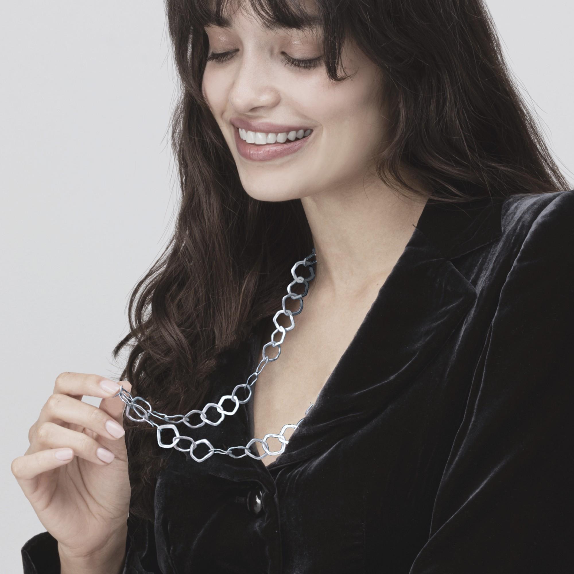 Collezione di design Alex Jona, realizzata a mano in Italia, collana in argento sterling rodiato satinato a forma organica lunga 36,22